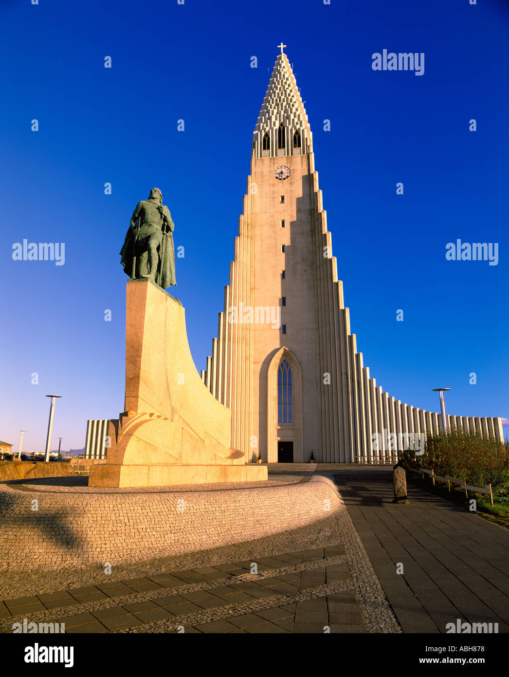 Statue von Leifur Eiriksson und Hallgrimskirkja Kirche Reykjavik Island Stockfoto