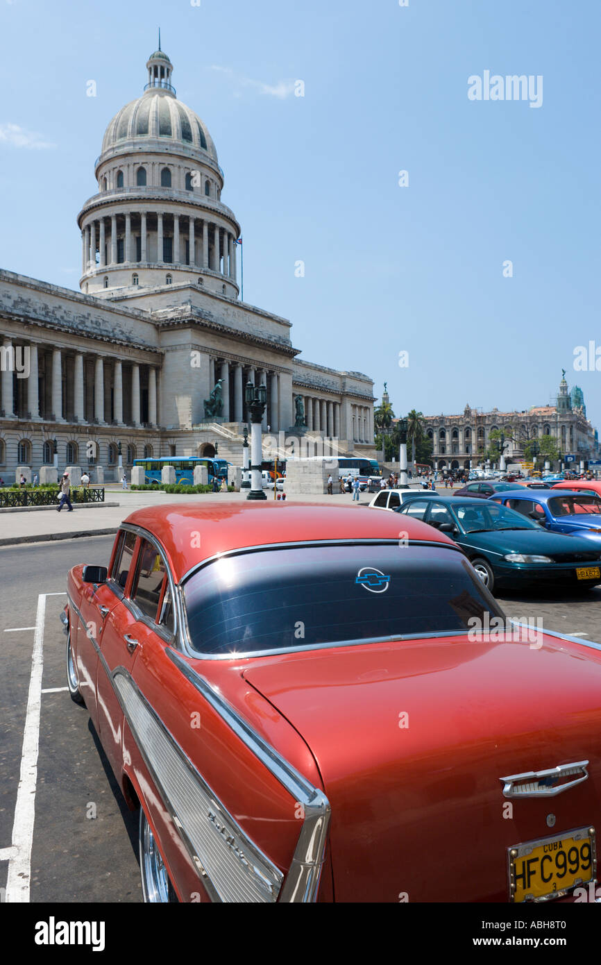 Amerikanische Oldtimer vor das Capitol (Capitolio Nacional), Habana Vieja, Havanna, Kuba Stockfoto