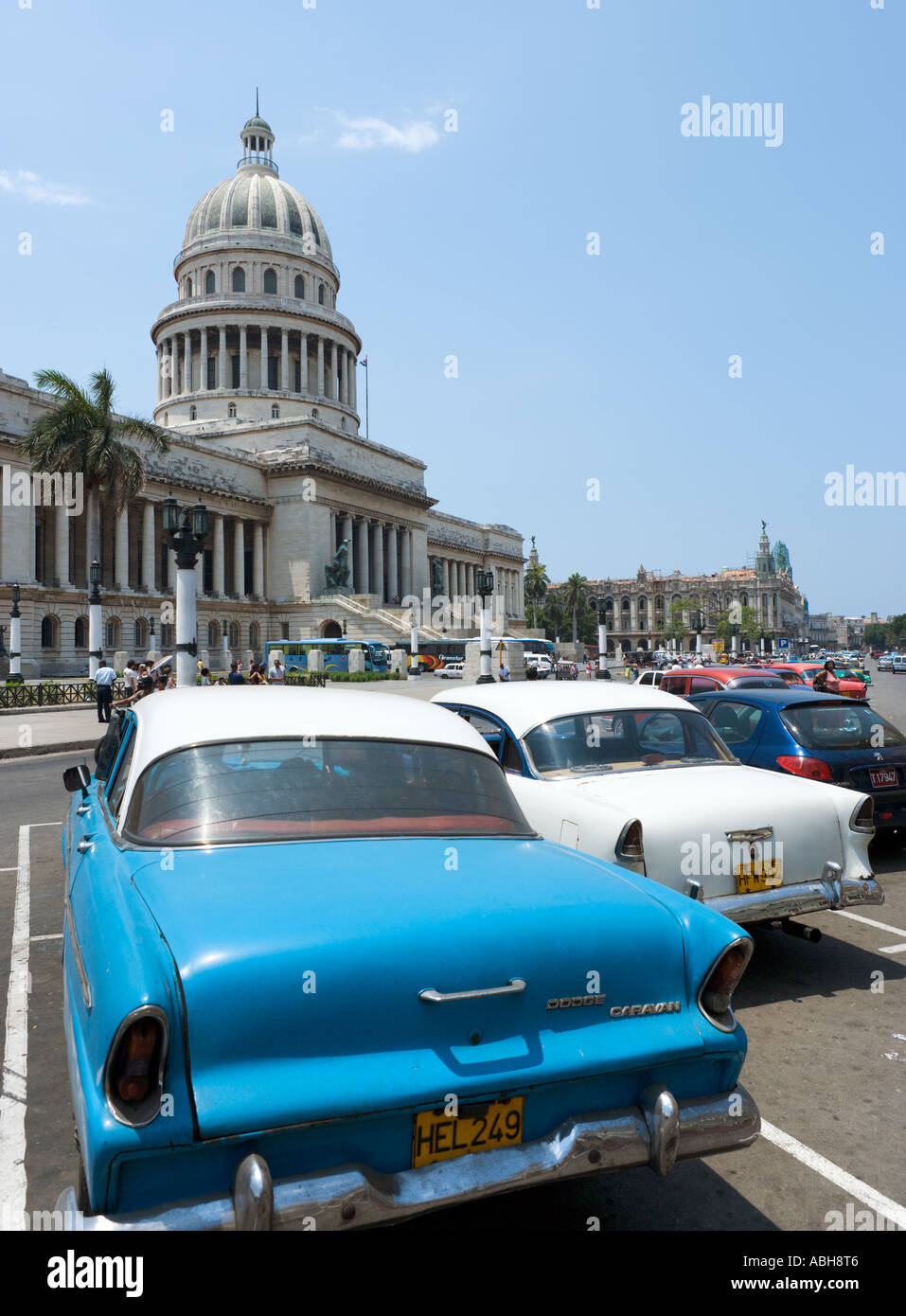 Alte amerikanische Autos vor das Capitol (Capitolio Nacional), Habana Vieja, Havanna, Kuba Stockfoto