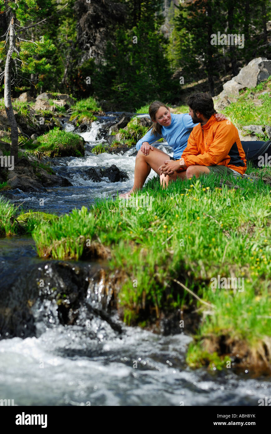 Wanderer paar Ruhe und Entspannung von einem kalten Gebirgsbach mit Füßen im Wasser Oregon USA Stockfoto