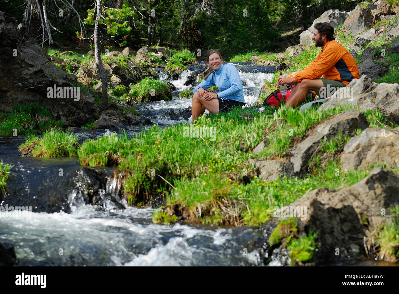 Wanderer-paar Ausruhen ein kalten klaren Gebirgsbach in Wildnis Oregon USA Stockfoto