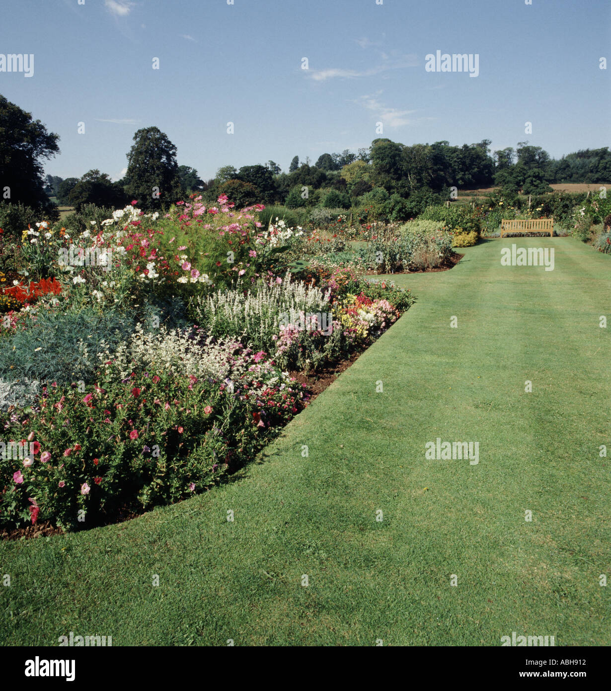Perfekte Blumenbeeten und ordentlich gestreiften Rasen am Bicton Hochschule Gärten Devon Stockfoto