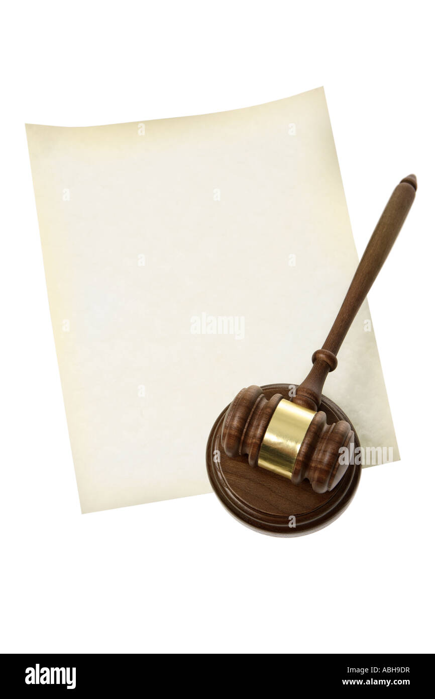 Hammer und leeres Papier ausgeschnitten auf weißem Hintergrund Stockfoto