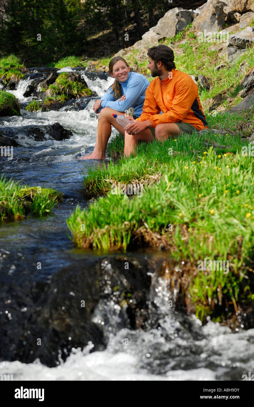 Gesunde junge paar Wanderer entspannend mit Füßen in einem kalten Gebirgsbach Oregon USA Stockfoto
