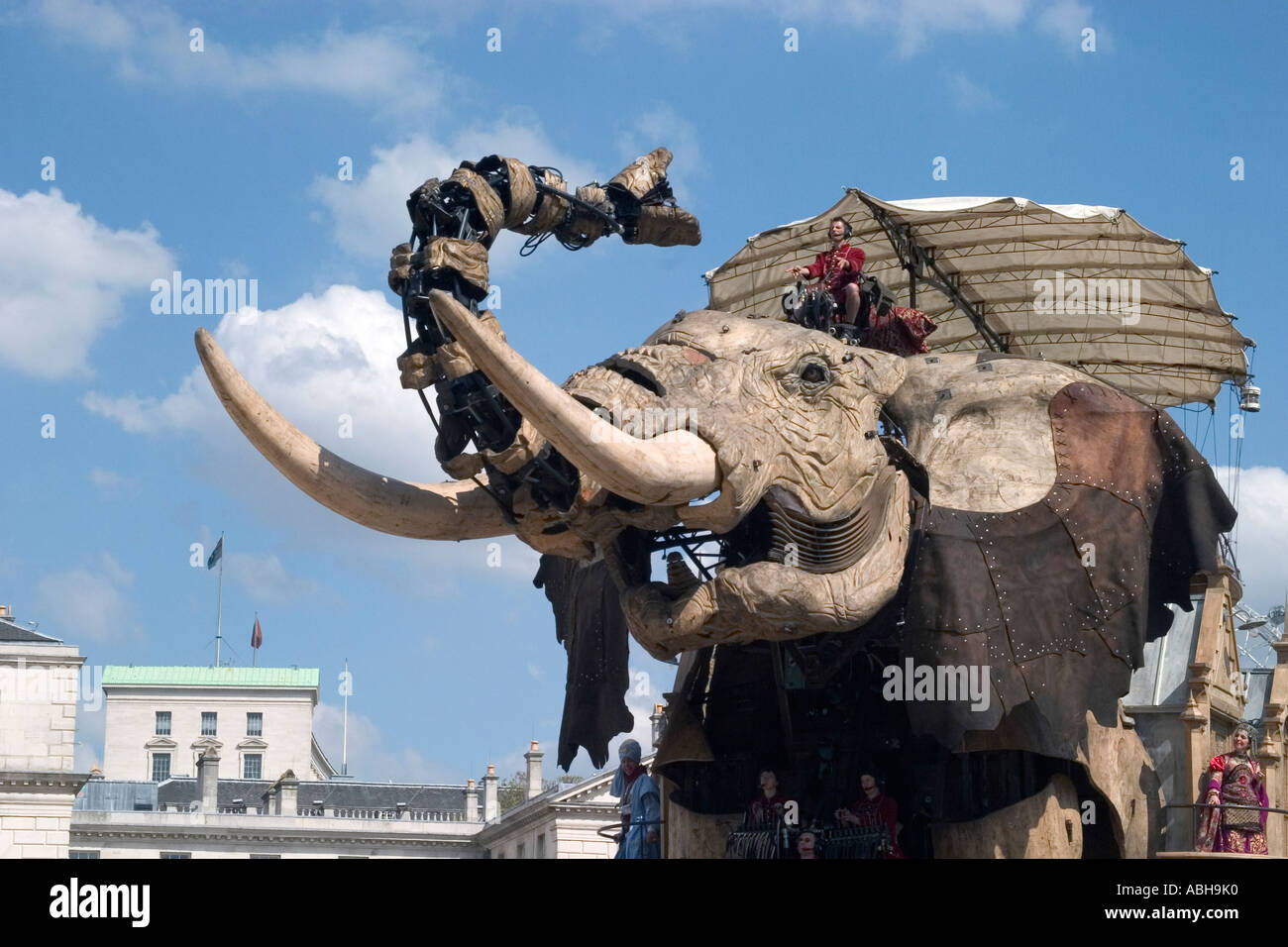 Der Sultan Elefant. Straßentheater von Royal De Luxe in Horse Guards Parade, London, England Stockfoto