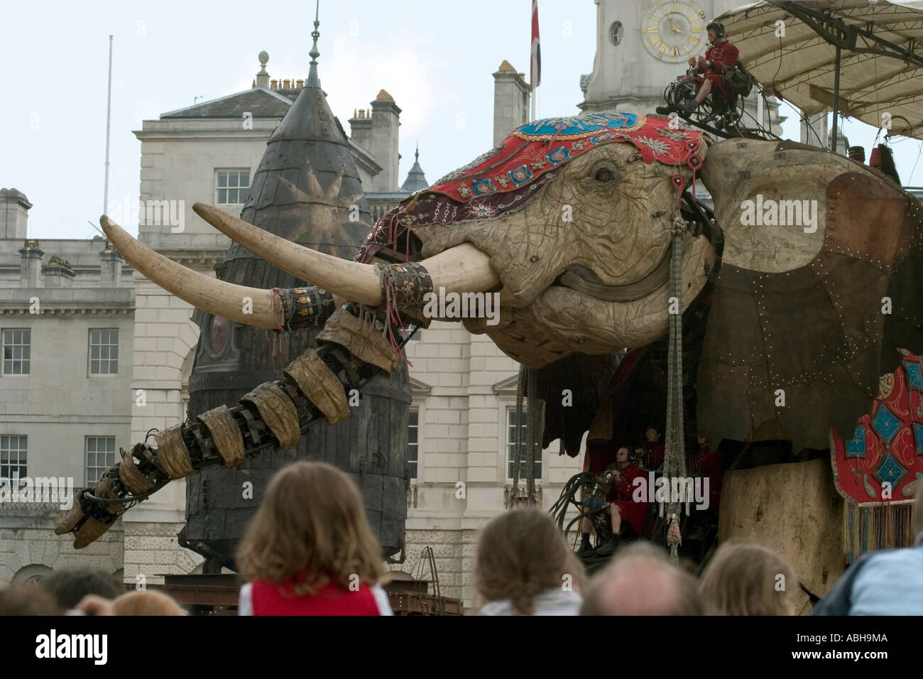Das Raumschiff und The Sultan Elefant im Horse Guards Parade, London - Straßentheater von Royal De Luxe Stockfoto