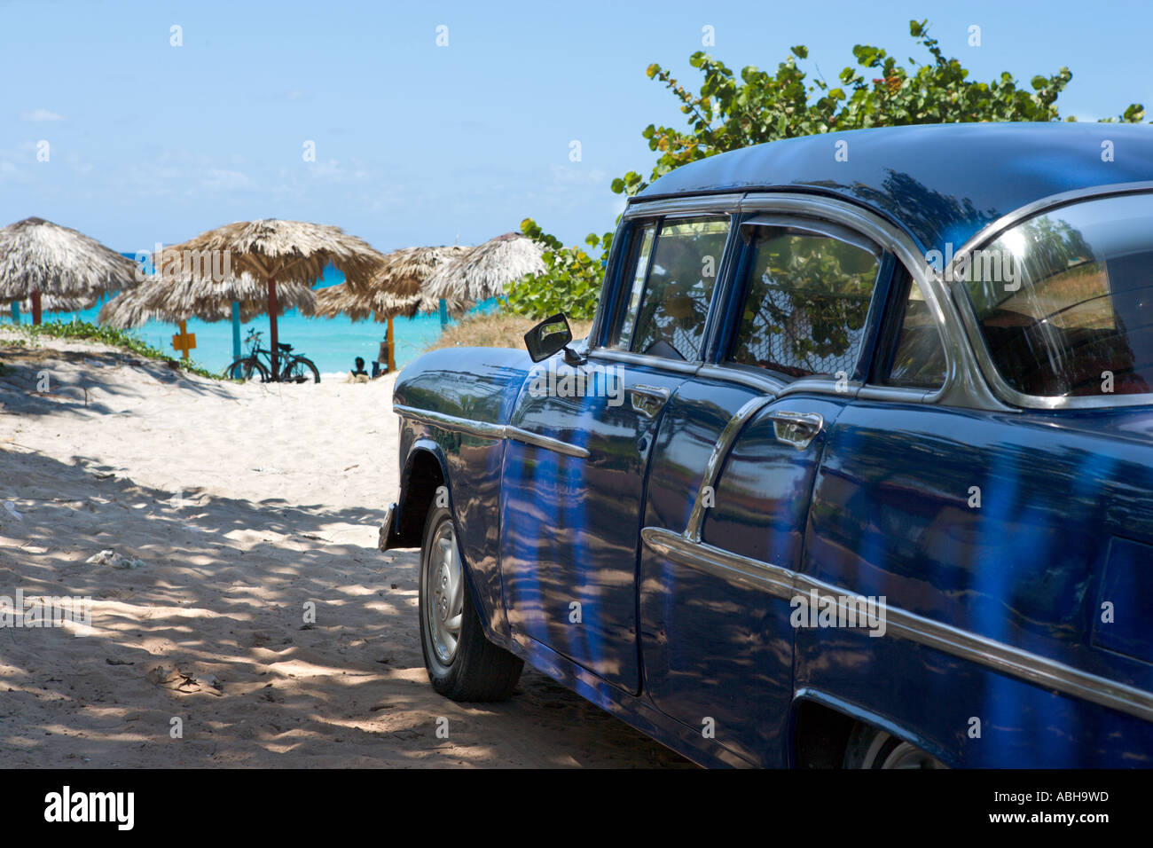 Amerikanische Oldtimer auf dem Strand in Varadero, Kuba, Karibik Stockfoto