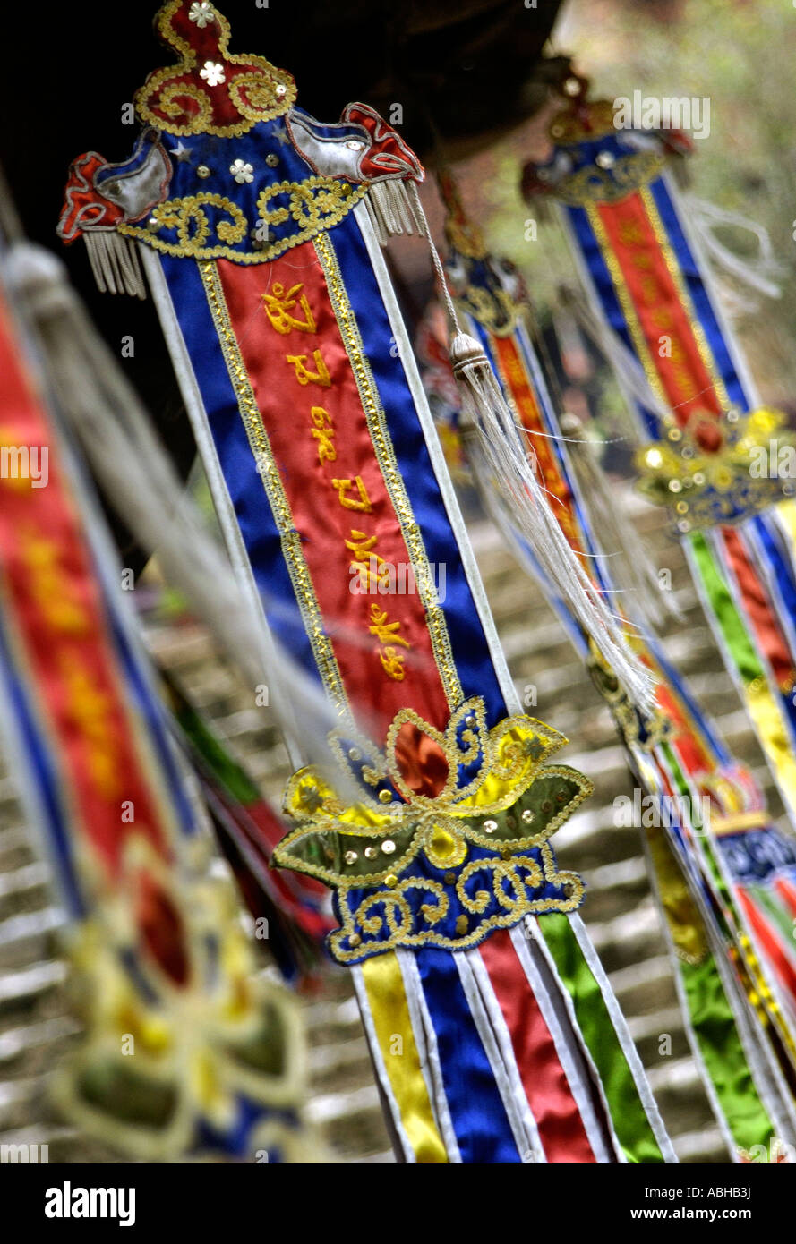 Colouful Gebetsfahnen in der Zitadelle und die Thien Mu Pagode Perfume Pagoda außerhalb von Hanoi Vietnam Stockfoto