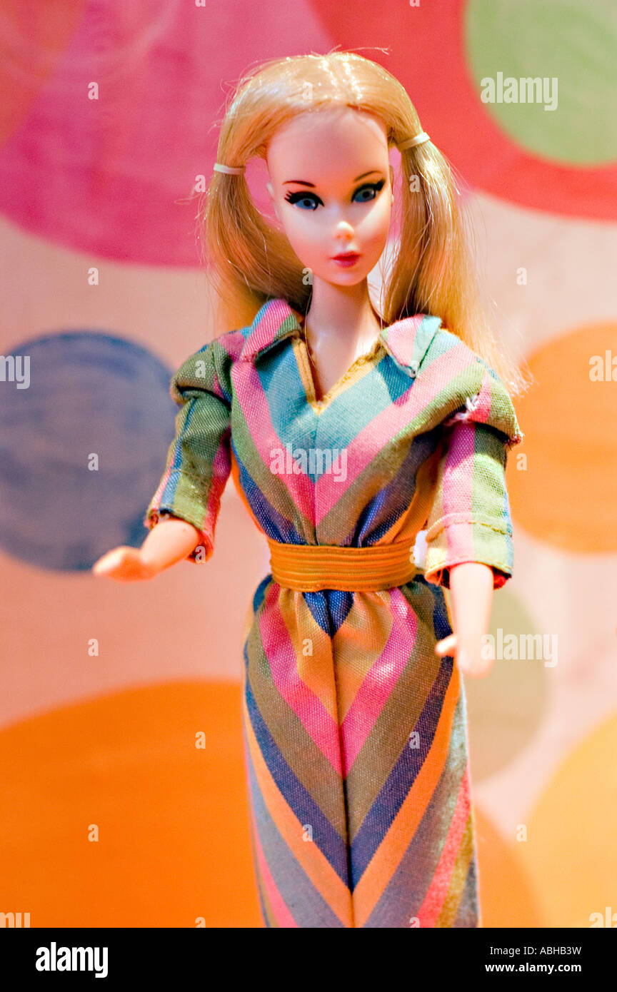 Spaß mal Barbie in besten kaufen 1971 Mattel Barbie Modepuppe  Stockfotografie - Alamy