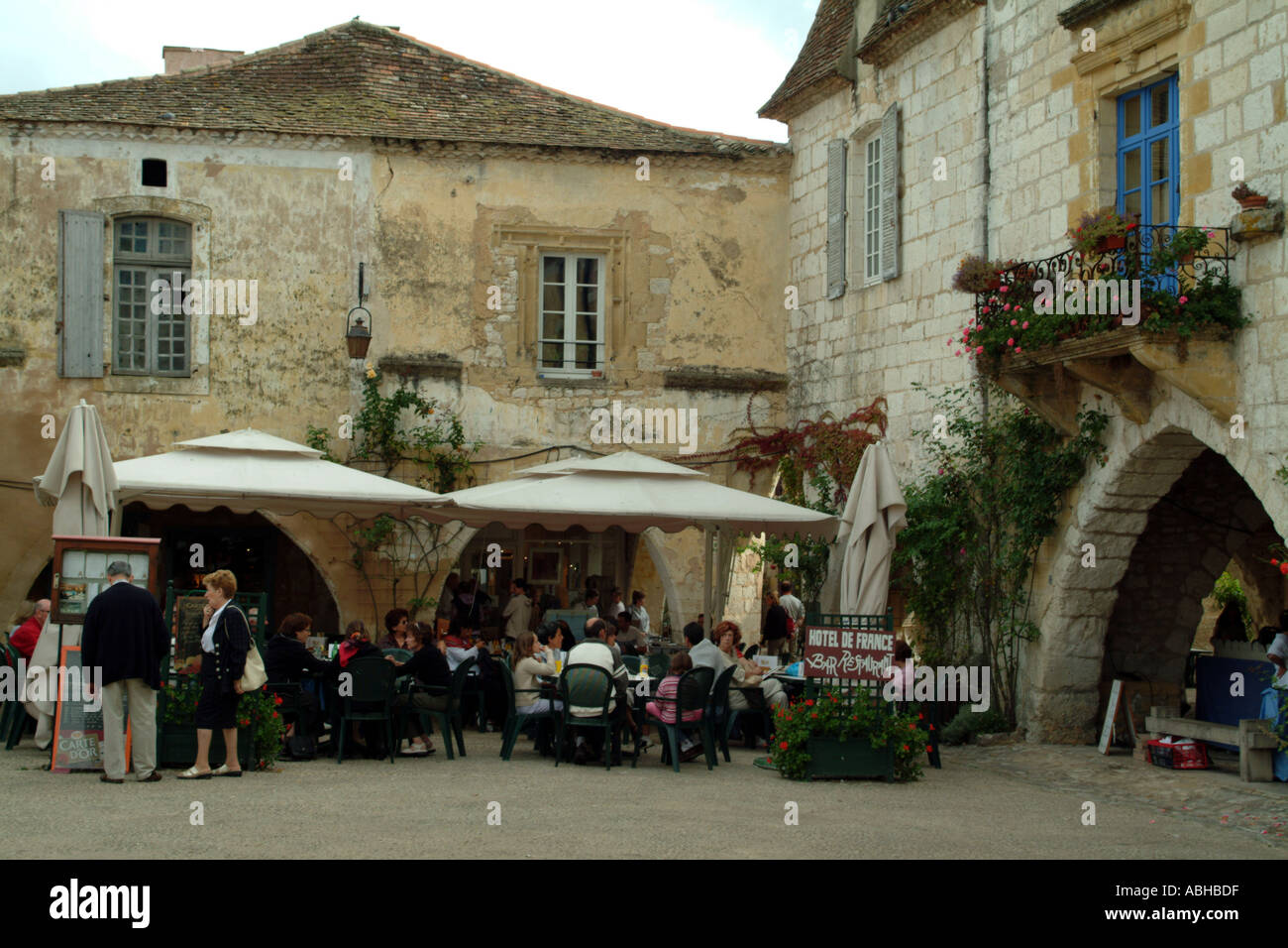 Die ummauerte Stadt der Bastide de Monpazier inmitten der Dordogne Region Frankreich Stadt Essen Ort des Cornieres Stockfoto