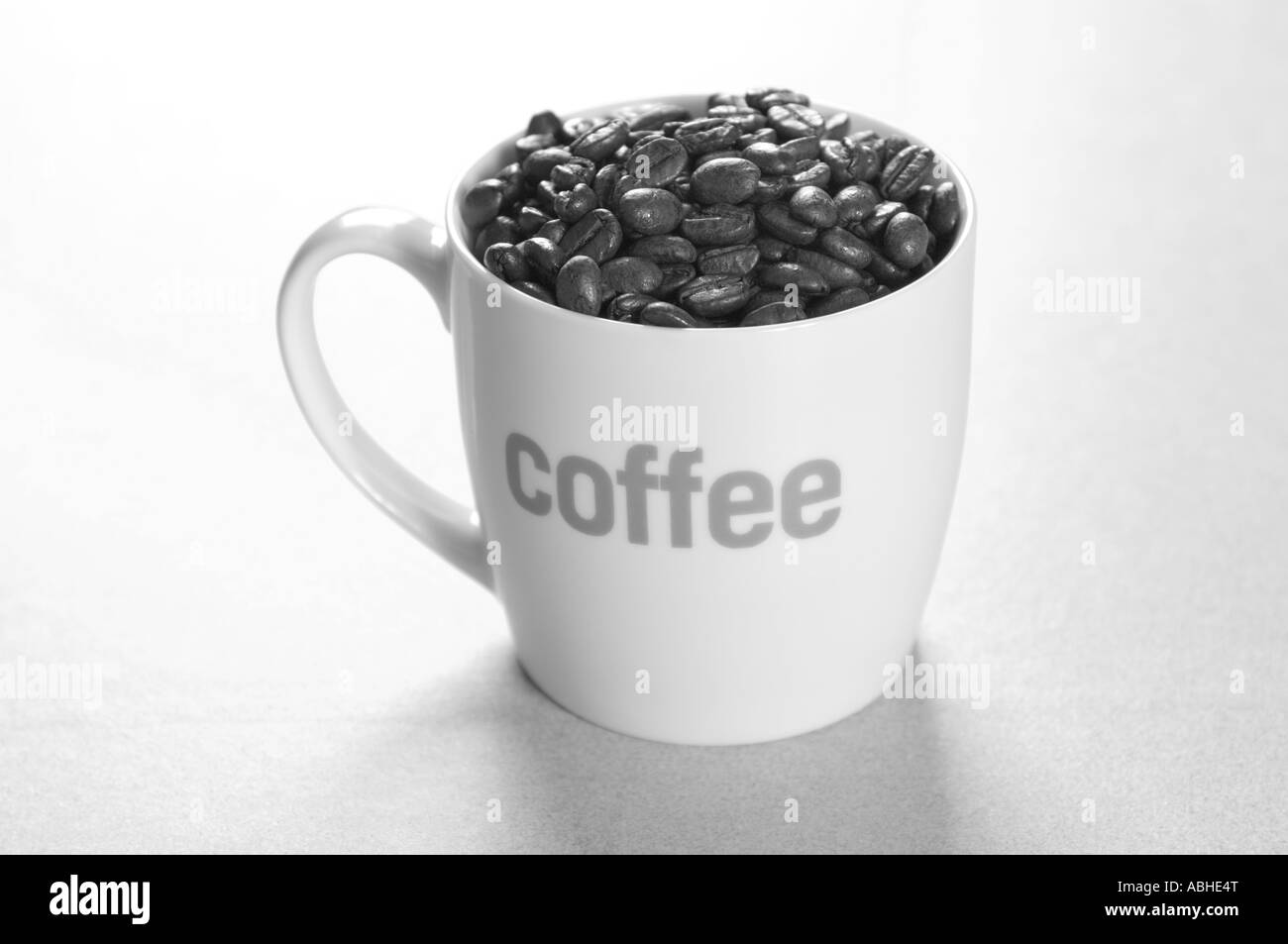 eine Tasse Kaffee-Bohnen mit dem Logo drauf Kaffee Stockfoto