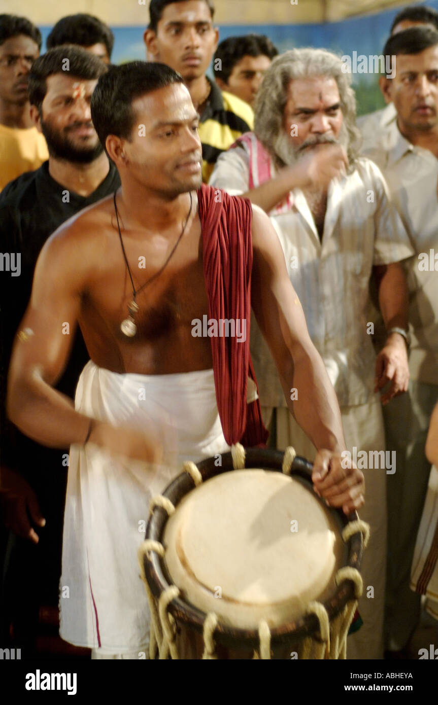 HMA78861 indische Männer spielen musikalische instrument Ayyappa Pooja feiern Kerala Indien Stockfoto