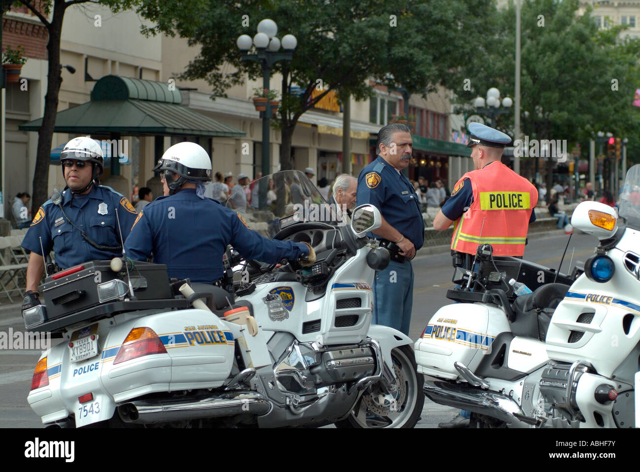 Polizisten sprechen und zur Regelung des Verkehrs in San Antonio Stockfoto