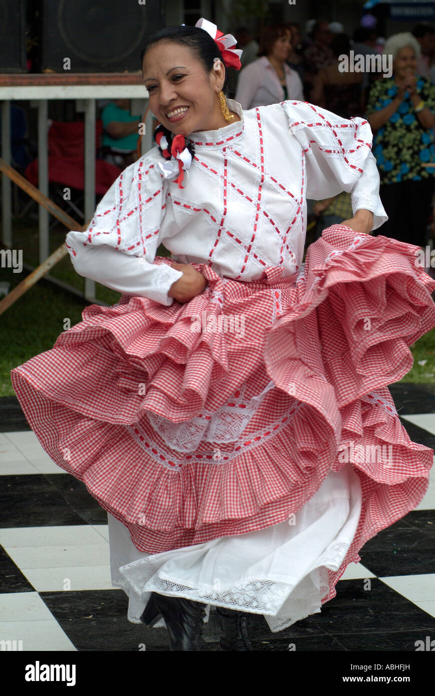 Traditionelle mexikanische Tänzer während eines Festes in San Antonio Stockfoto