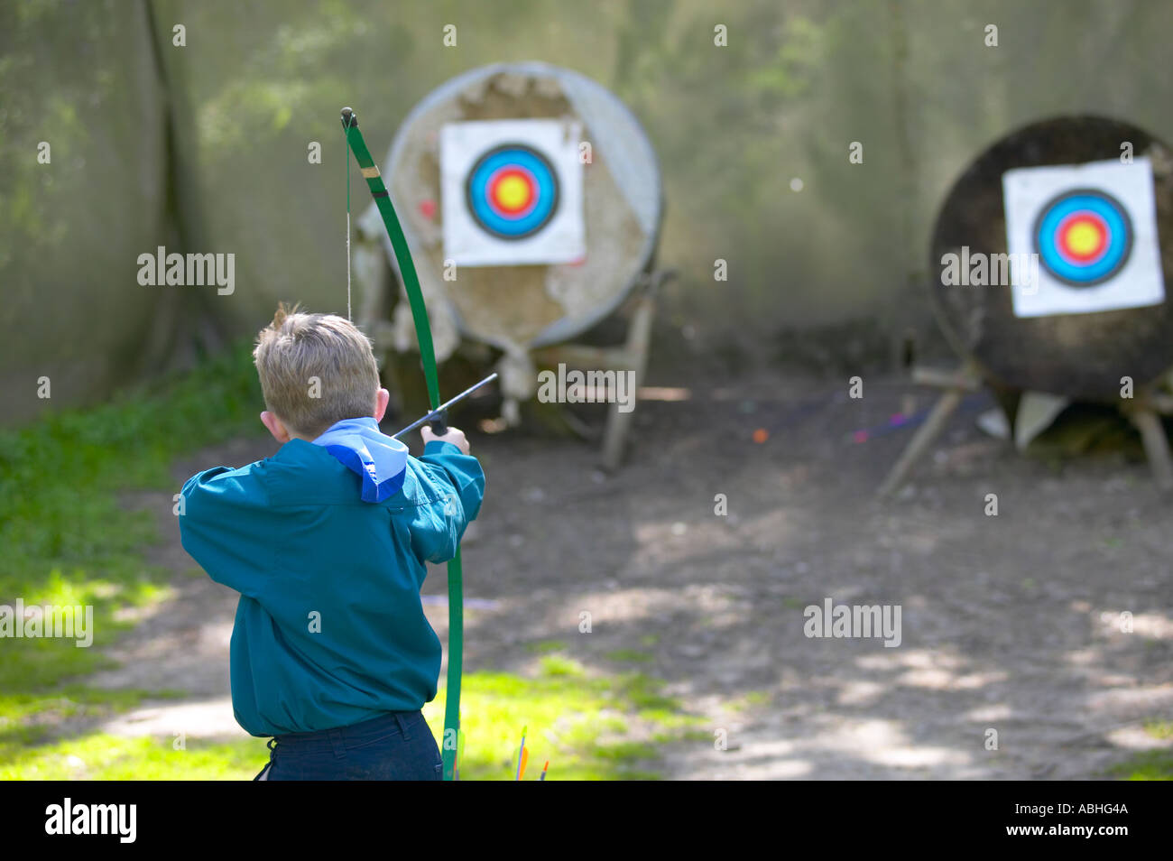 Pfadfinder gelehrt Bogenschießen auf einem camping-Wochenende Stockfoto