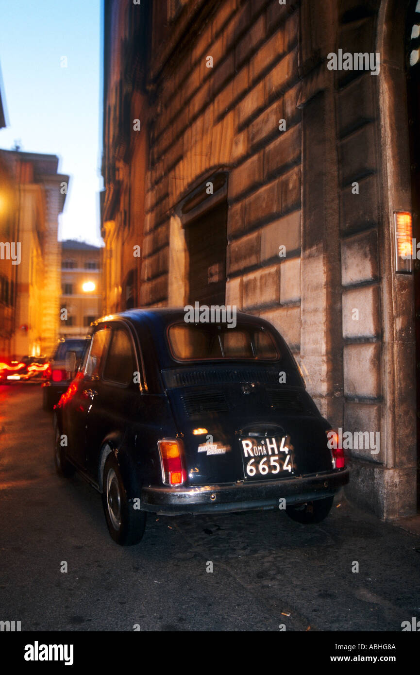 Rom-Nummer vernickelt Fiat 500L Cinquecento alten Stil auf gepflasterten Straße in Rom-Latium-Italien Stockfoto