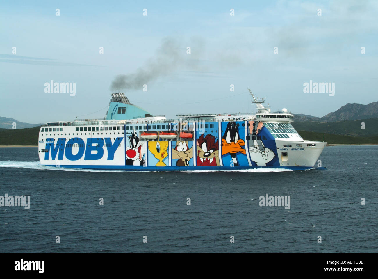 Olbia Sardinien Moby Lines Wonder Fähre Grafik Darstellung Zeichentrickfiguren Abfahrt für offene Meer Stockfoto