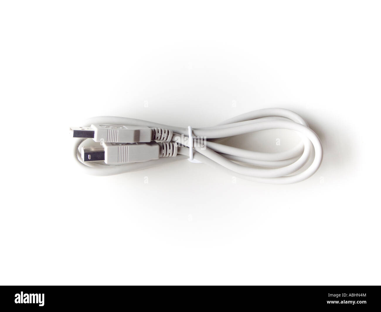 PC-Usb-Stecker-Kabel hautnah auf einem weißen Hintergrund Stockfoto