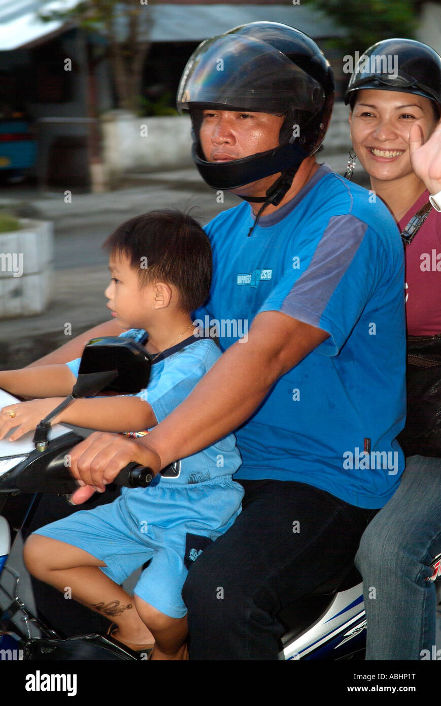 Porträt der Familie auf einem Moped in Manado, Nord-Sulawesi Stockfoto