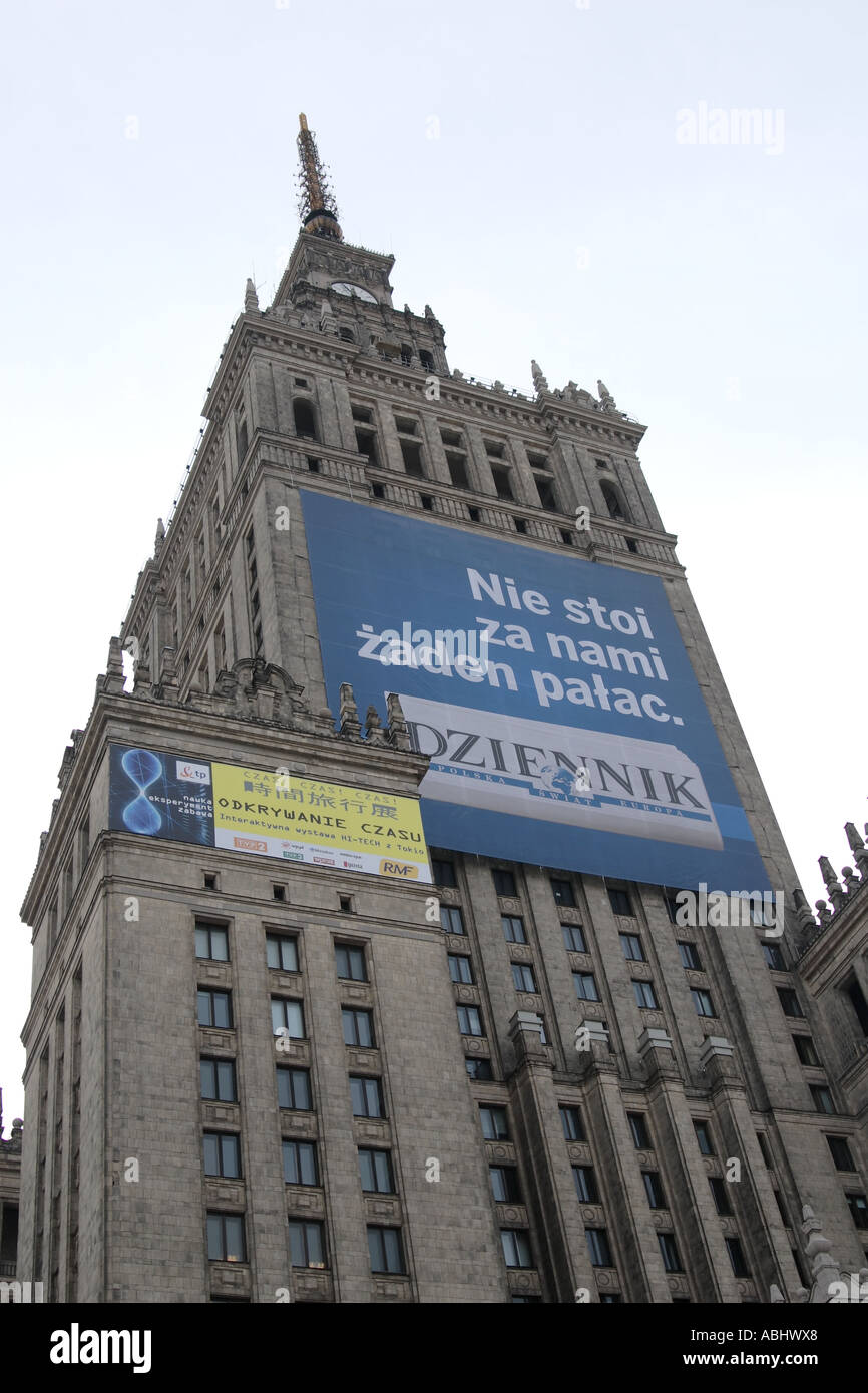 Palast der Kultur und Wissenschaft Warschau Polen Osteuropa PKiN mit Werbung Horading auf Fassade Stockfoto