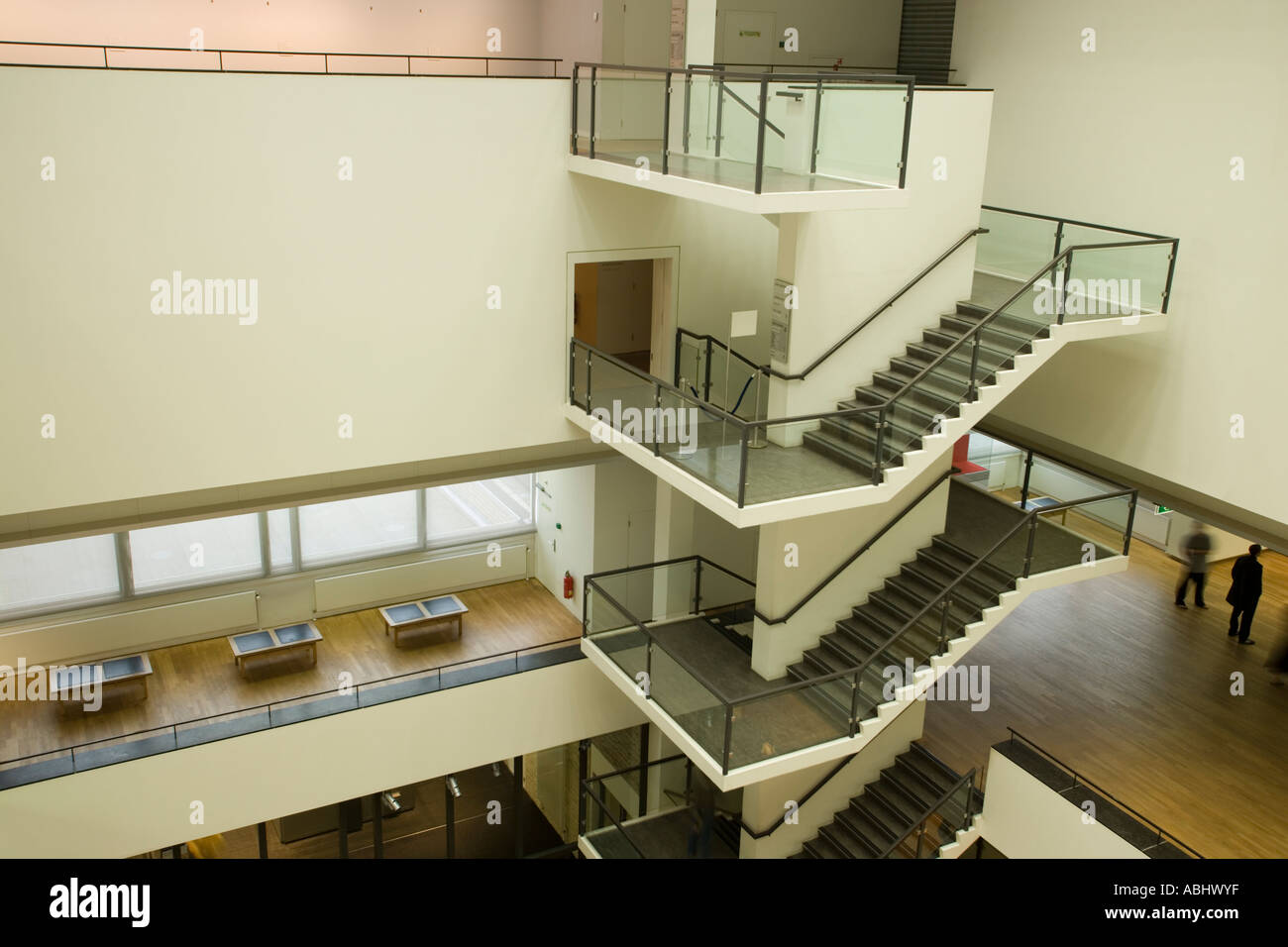 Blick zur Treppe im Van Gogh Museum Amsterdam Holland Niederlande Stockfoto