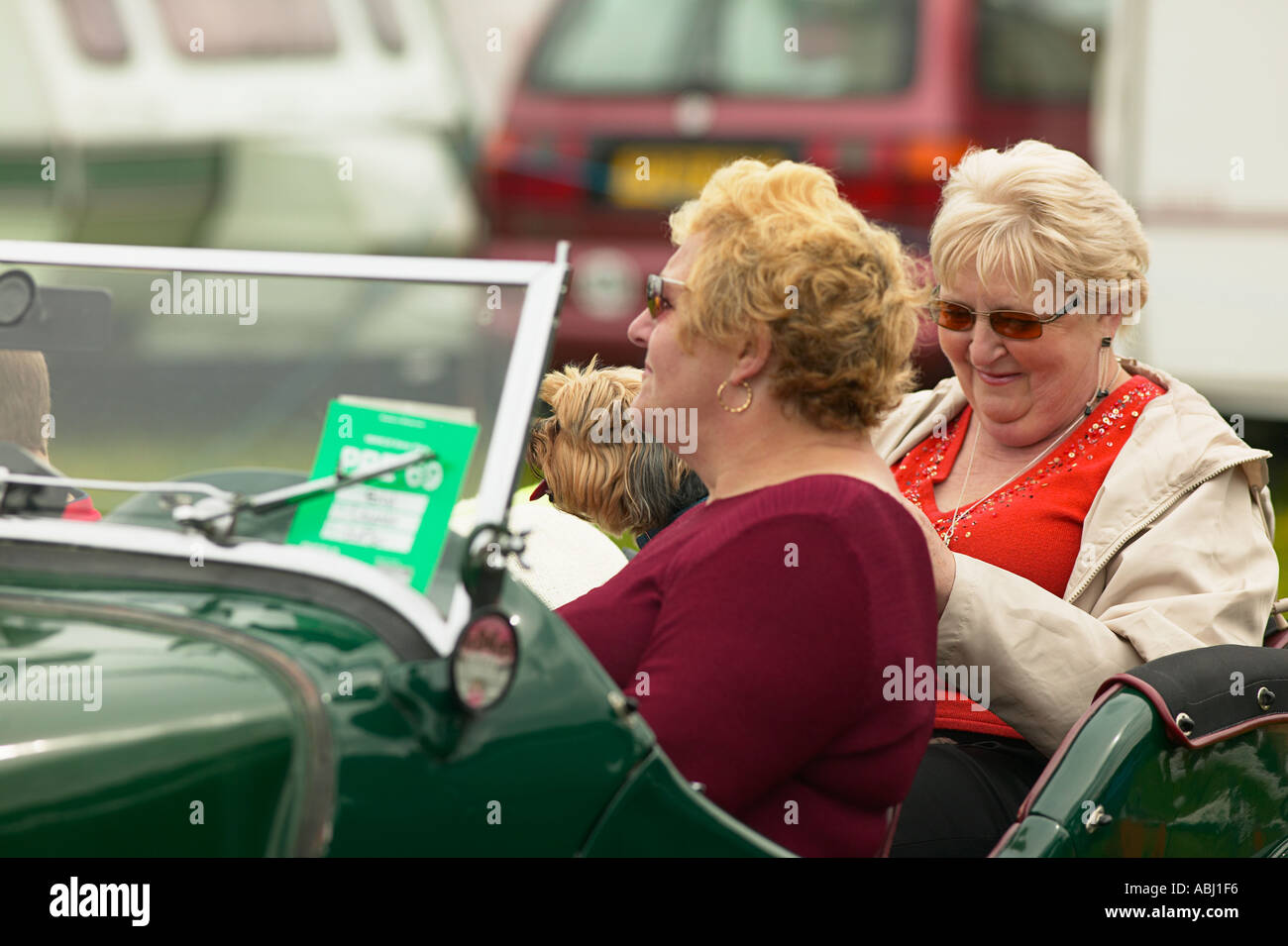 zwei Damen und Yorkshire-Terrier Hund in Oldtimer-Rallye Stockfoto