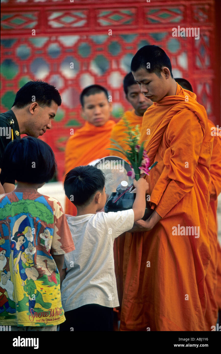 Morgens essen Spende an Lehrling Mönche, Wat Benchamabophit, Bangkok, Thailand Stockfoto