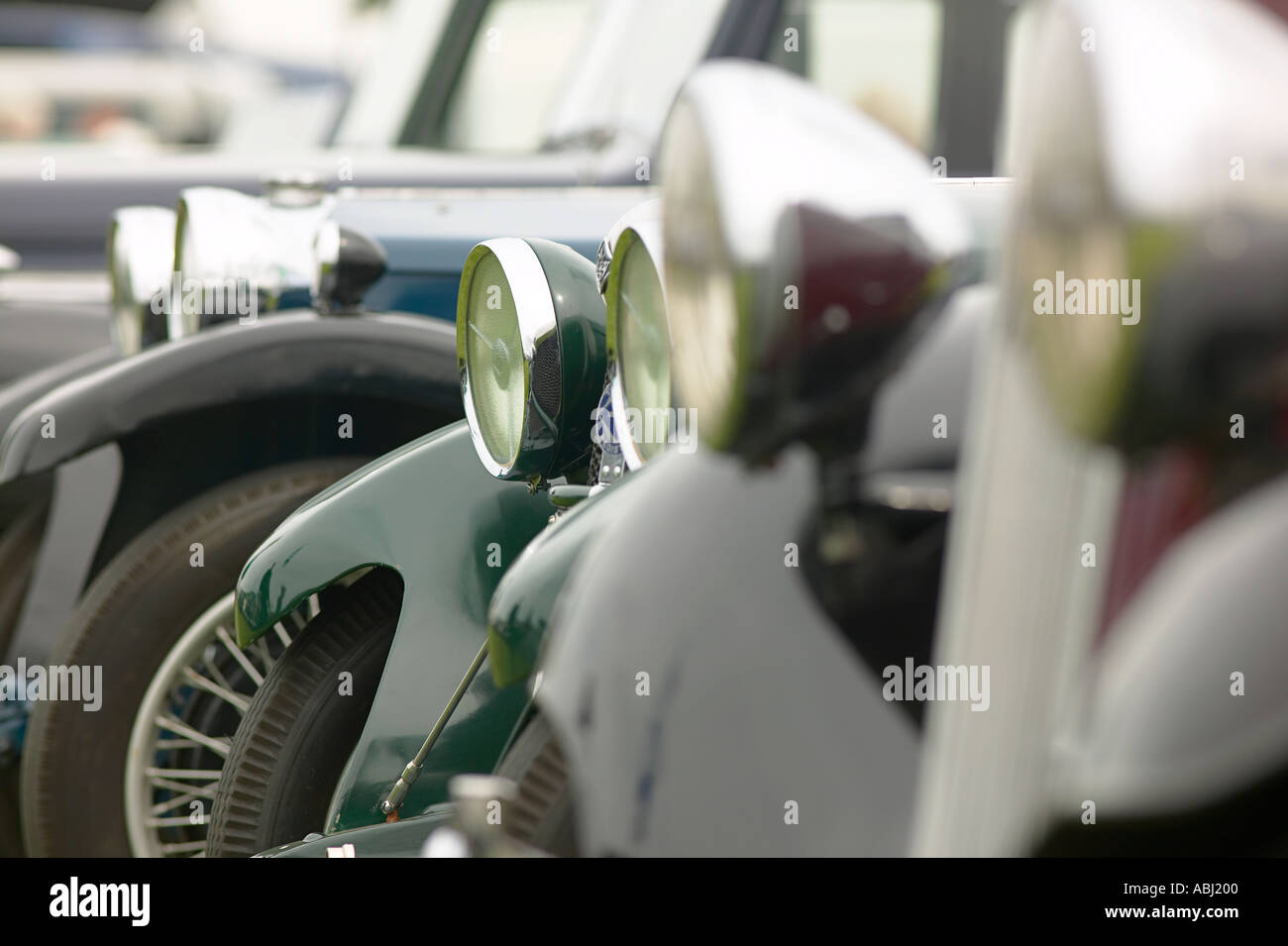 Reihe von klassischen Triumph Autos in einem Feld von vorne mit verchromten Scheinwerfer gesehen Stockfoto