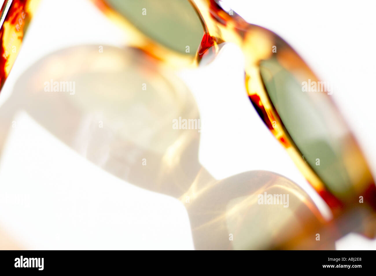 Verlegung auf Sims mit Schatten in Sonne Sonnenbrille Stockfoto