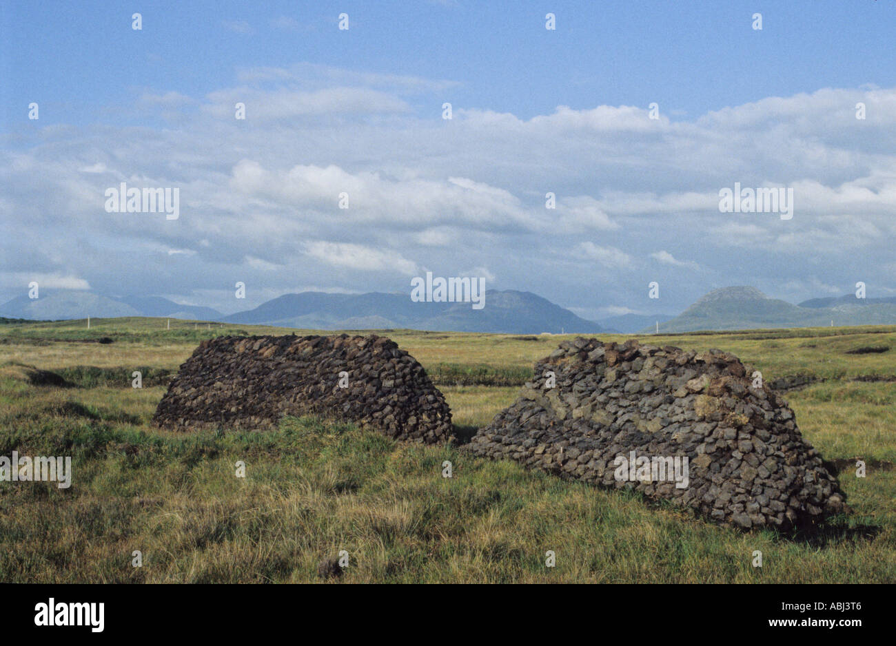 Haufen von Rasen, Connemara, County Galway, Irland Stockfoto