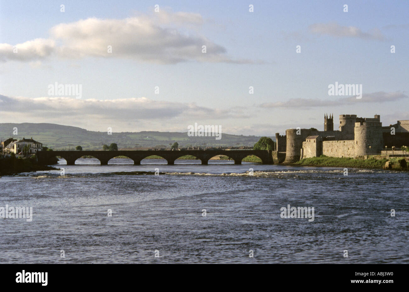 River Shannon und Thomond Bridge mit dem König John Castle, Limerick City, County Limerick, Republik von Irland Stockfoto