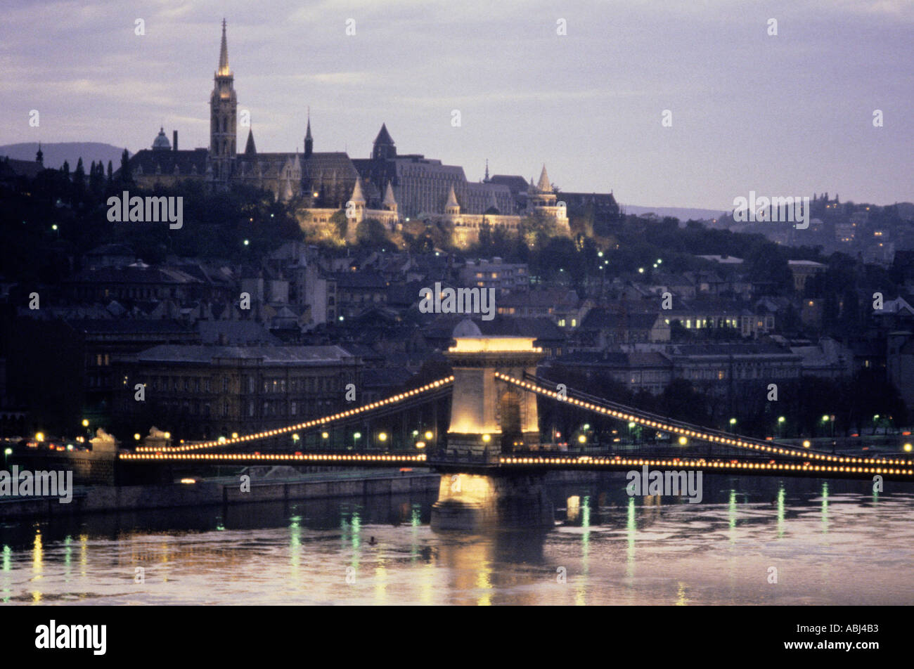 Budapest, Ungarn; Kettenbrücke (Szechenyi Lanc-hid), Architekt William Tierney Clark, gebaut von Adam Clark, in der Nacht. Stockfoto