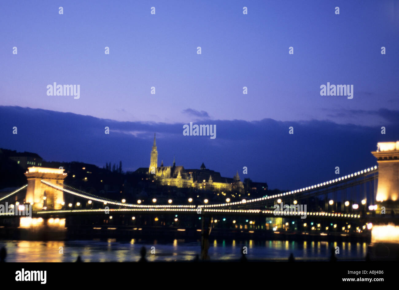 Budapest, Ungarn; Kettenbrücke (Szechenyi Lanc-hid), Architekt William Tierney Clark, gebaut von Adam Clark, in der Nacht. Stockfoto