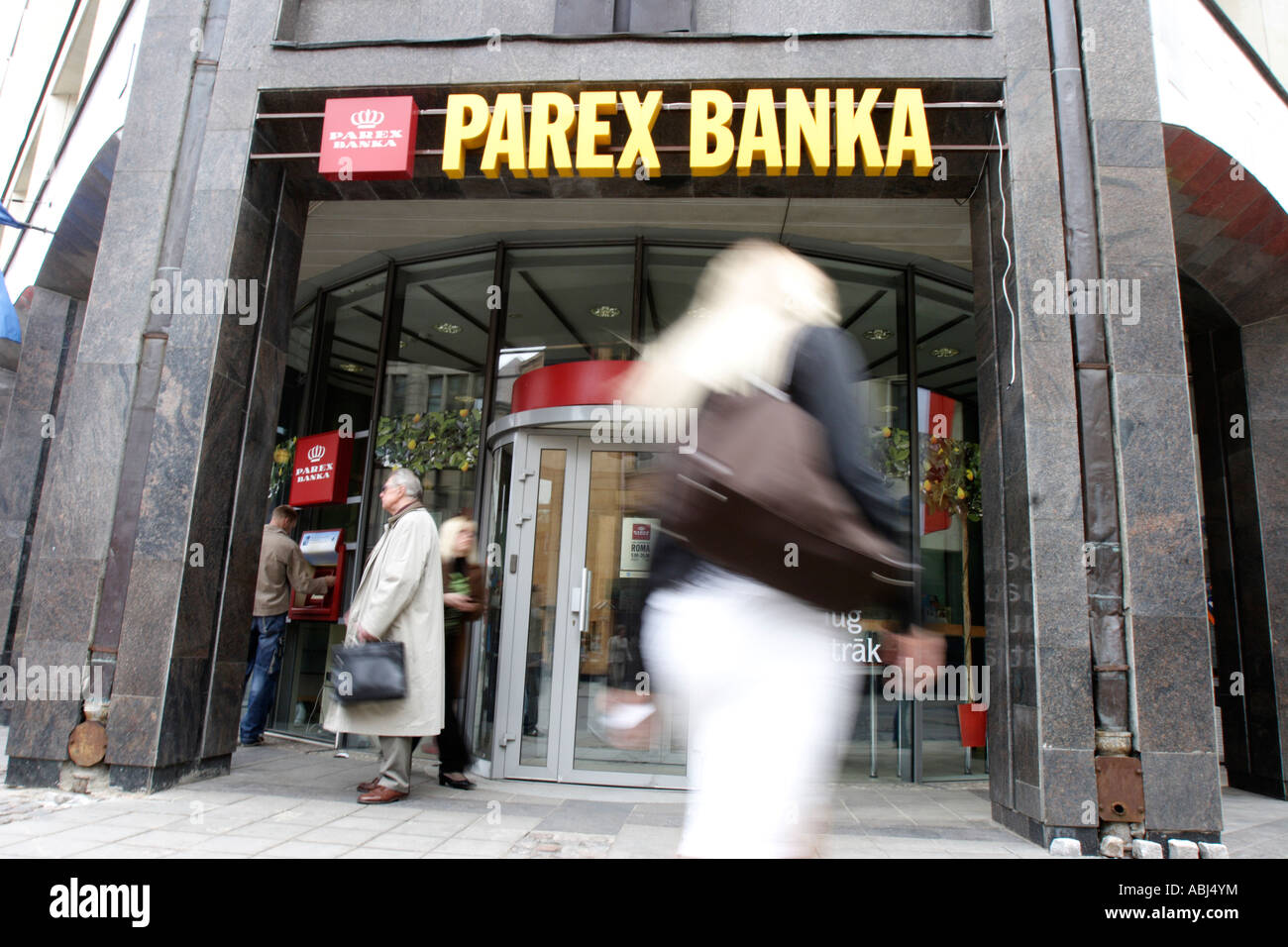 Fußgänger vorbeigehen Niederlassung der Parex-Bank in Riga, Lettland Stockfoto