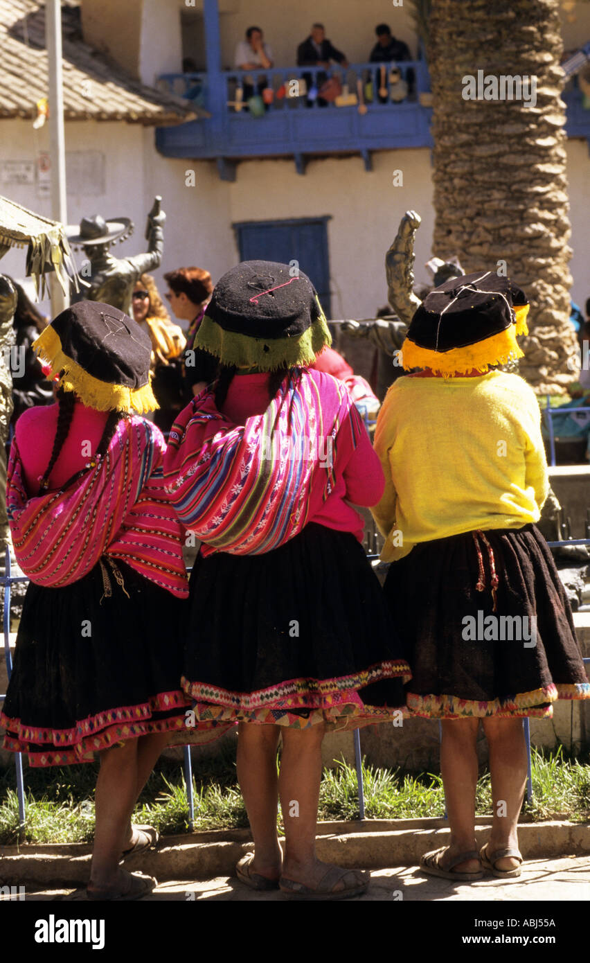 Paucartambo, Peru. Drei Frauen tragen traditionelle Kleidung und Hüte von hinten. Stockfoto