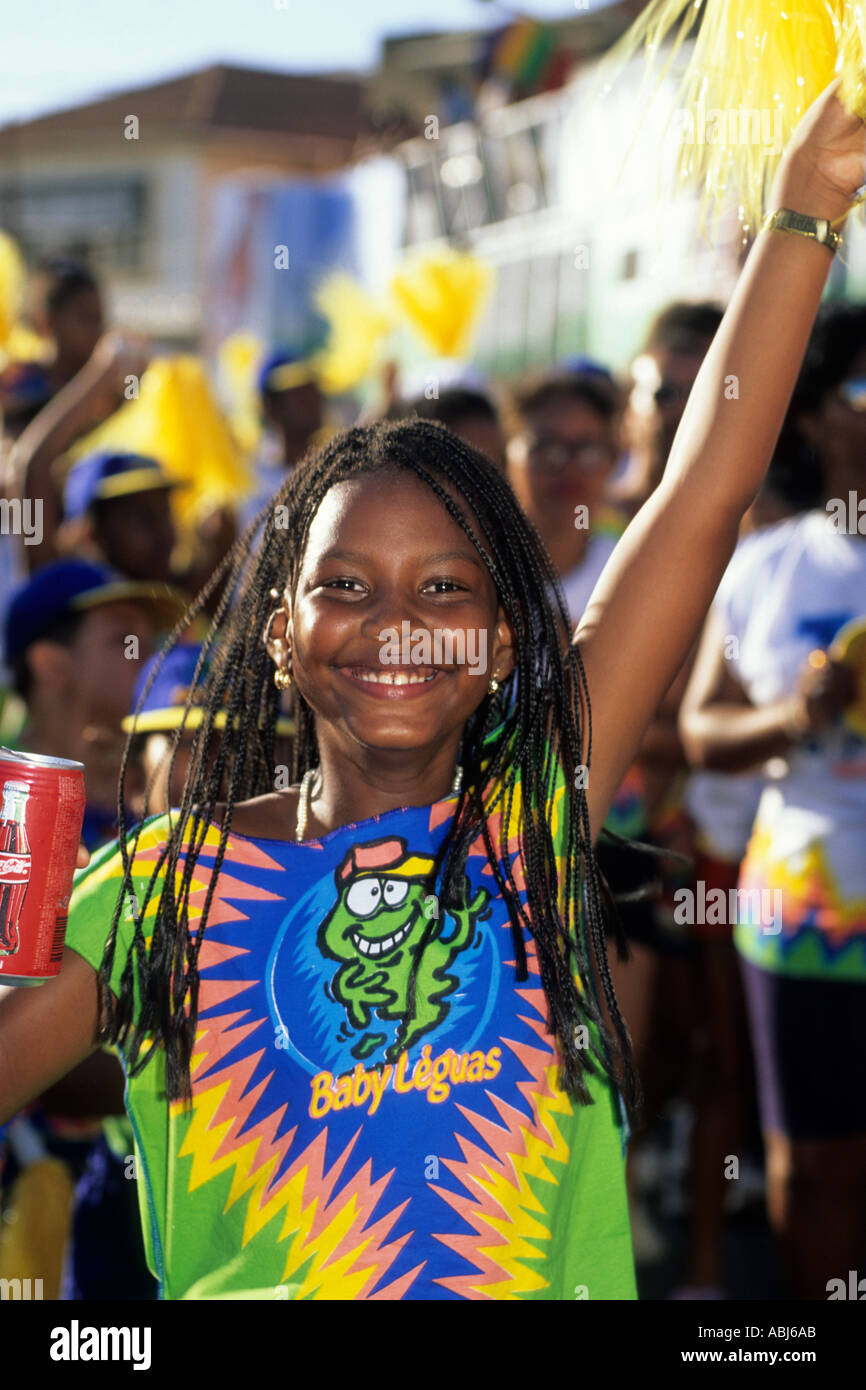 Salvador, Bahia, Brasilien; Mädchen mit geflochtenen Haaren im  Karnevalskostüm mit einer Dose Coca-Cola - Baby Leguas Stockfotografie -  Alamy