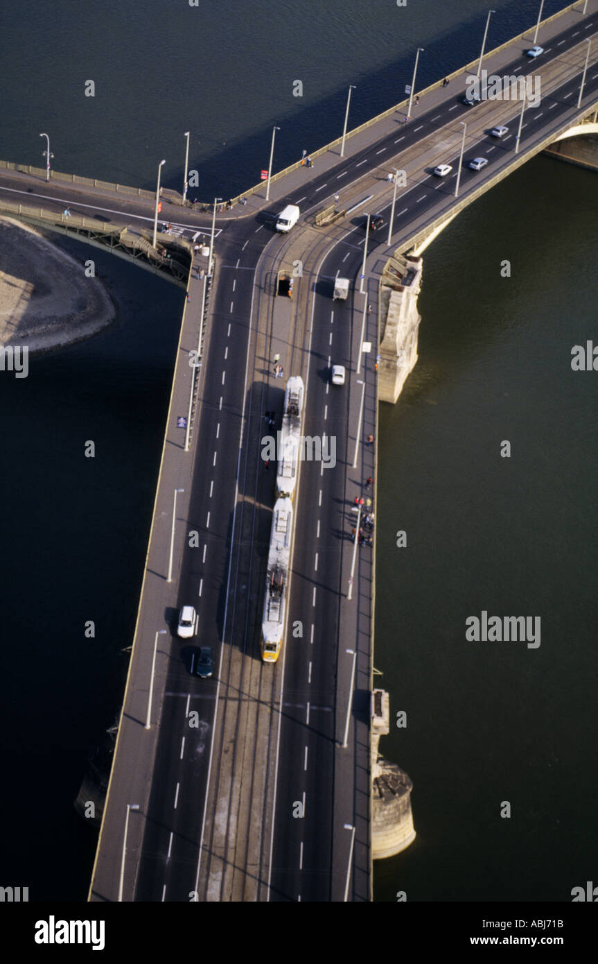 Budapest, Ungarn. Luftaufnahme von Margit (Margaret) Brücke wo es Margit Insel mit Verkehr und eine Straßenbahn berührt. Stockfoto