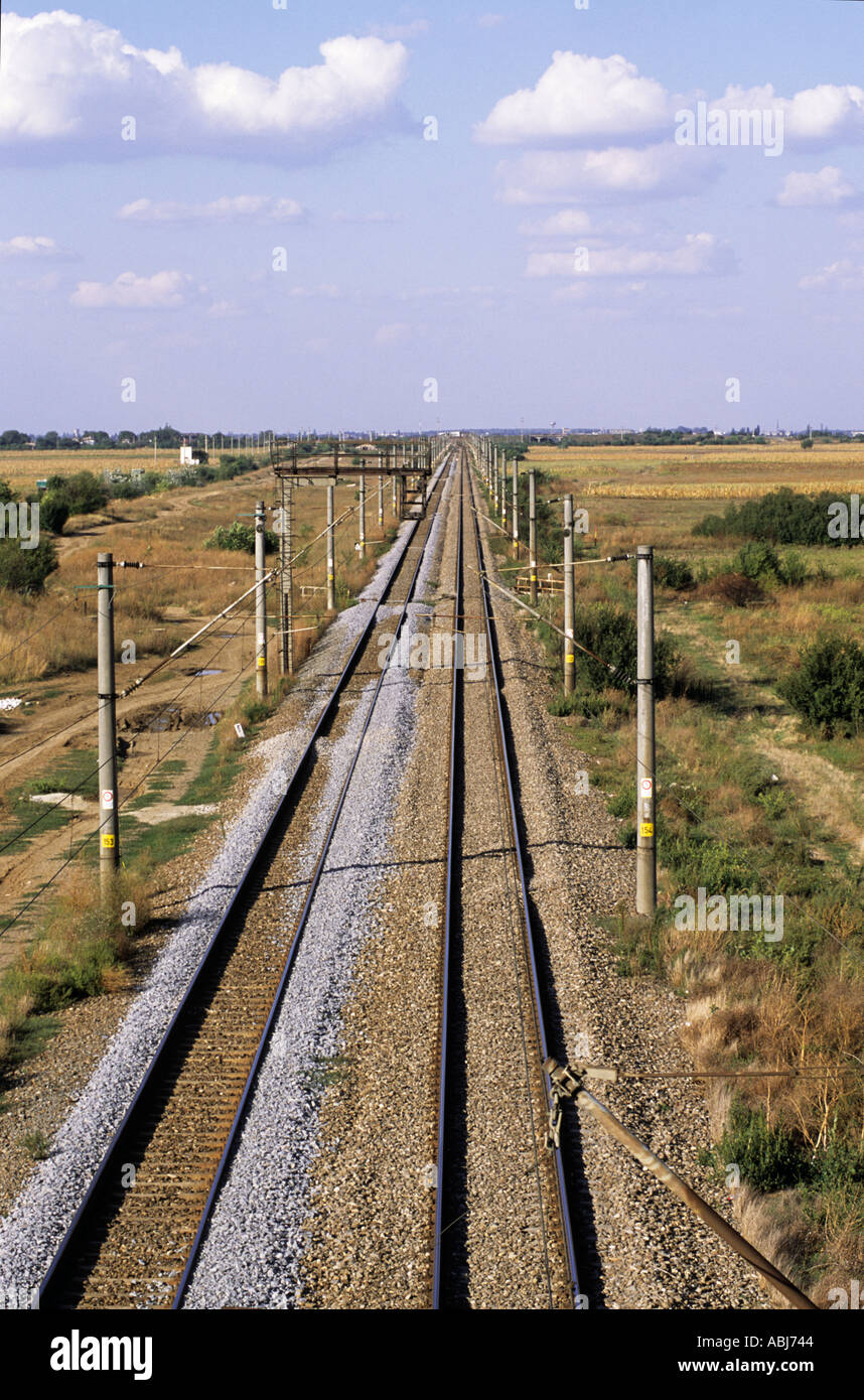 Bukarest, Rumänien. Elektrifizierte Bahnstrecke mit frisch gelegten Vorschaltgerät Dehnung in die Ferne Stockfoto