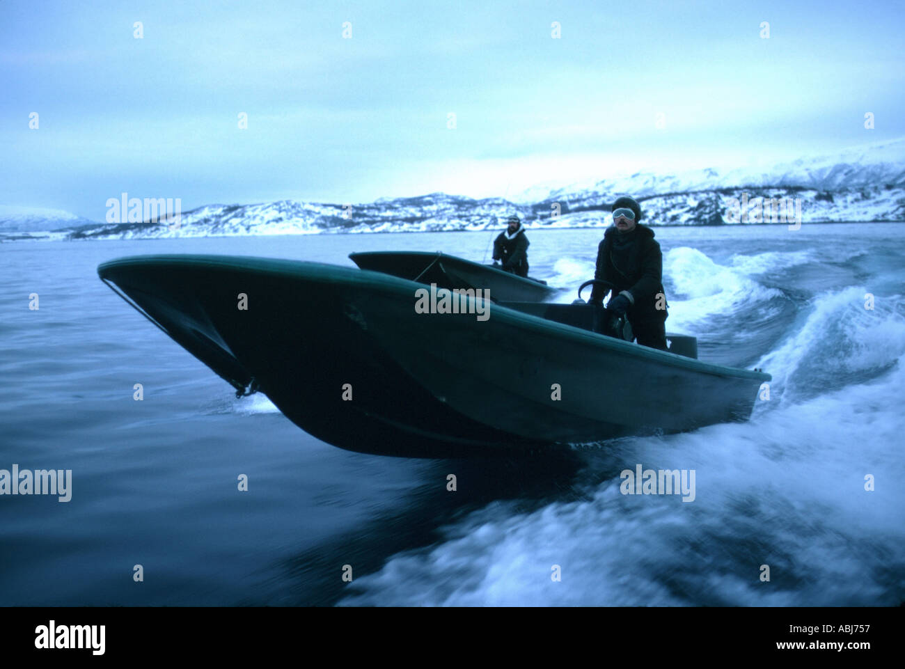 Berg und Arctic Warfare mit starren Raider Boot am fjord Stockfoto