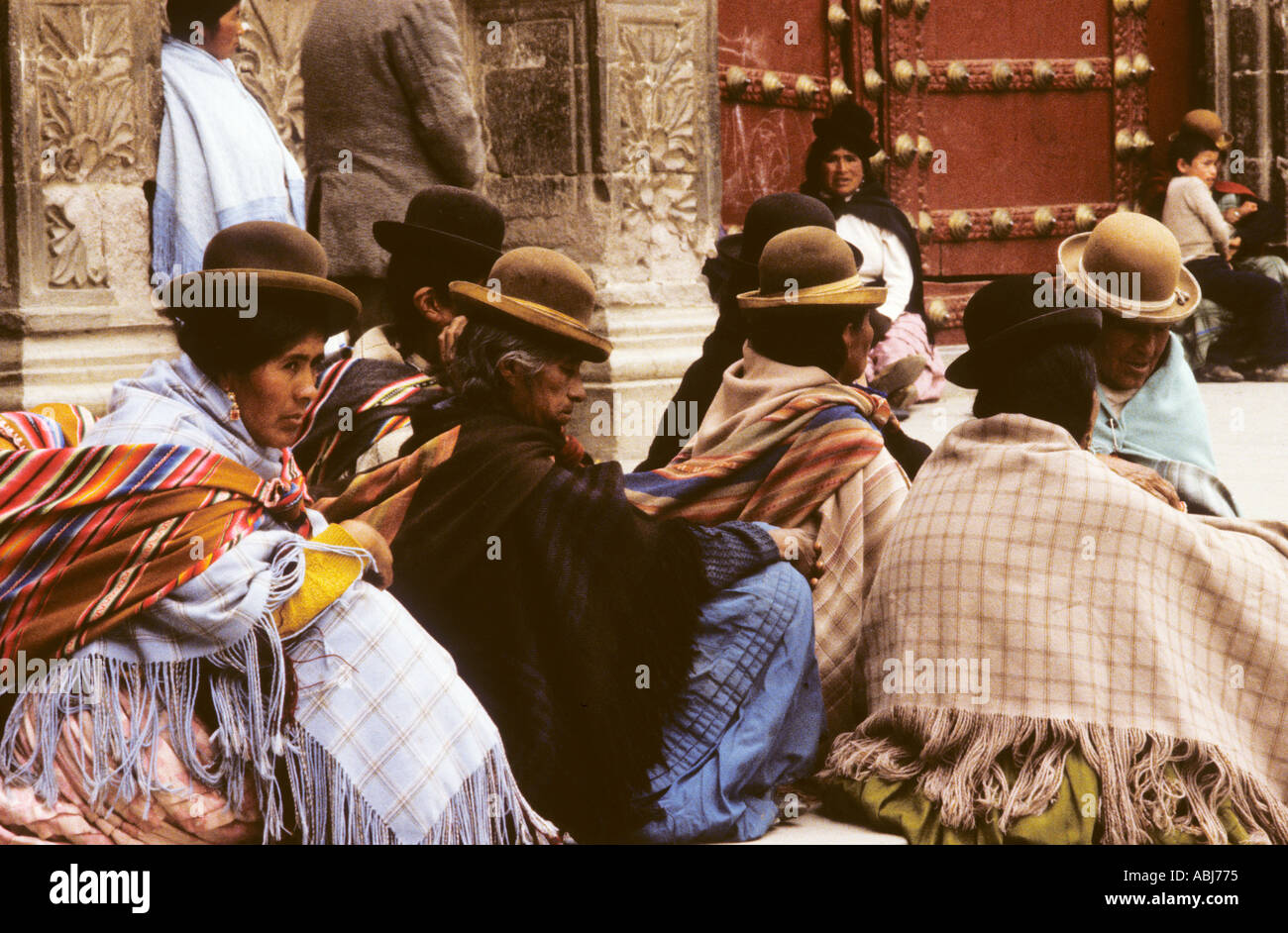 La Paz, Bolivien. Gruppe von Aymara Frauen tragen traditionelle Hüte und Kleider. Stockfoto