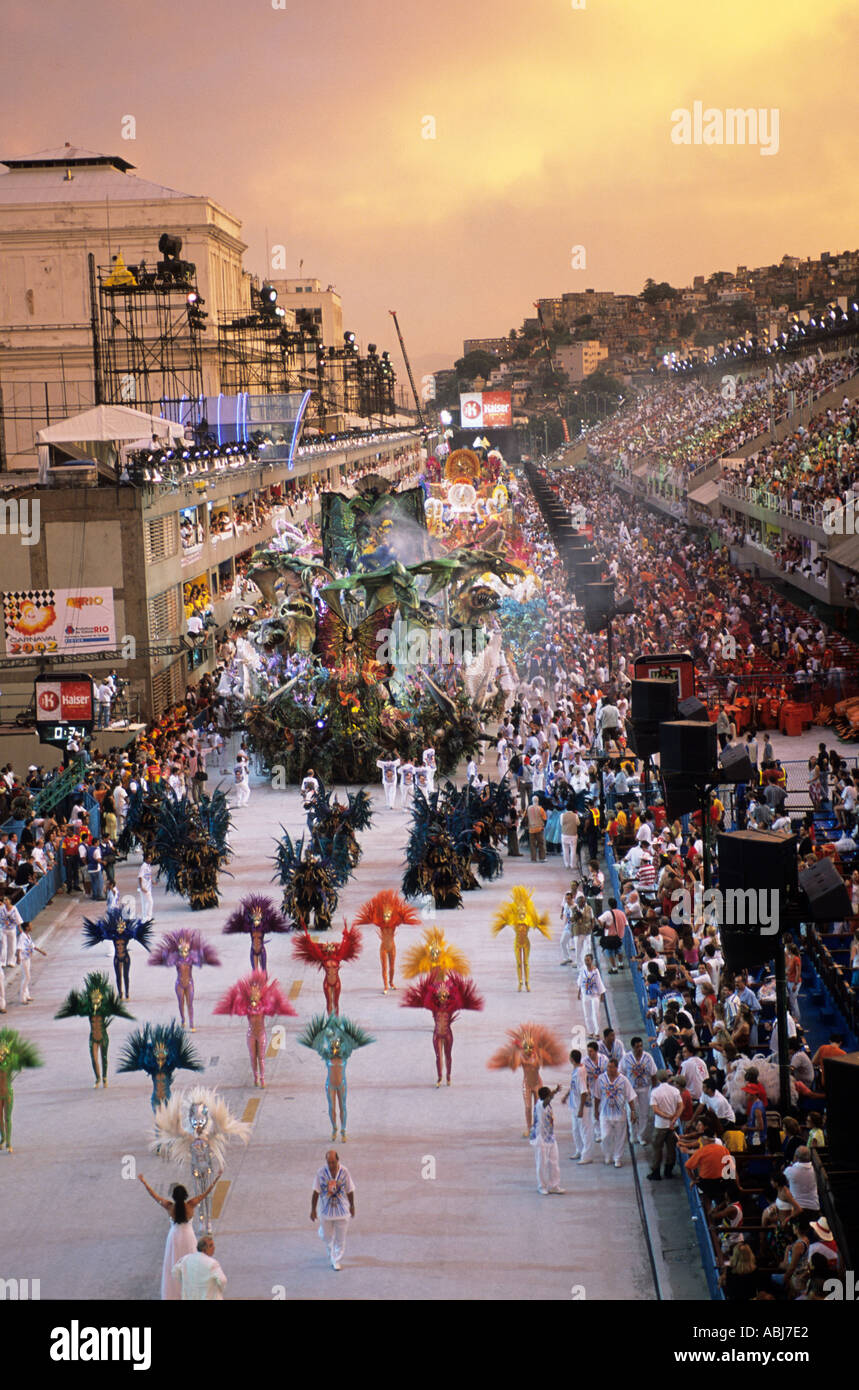 Rio De Janeiro, Brasilien. Karneval; Dämmerung im Sambadrome mit Mädchen in Feder Kostüme und schwimmt; Sambaschule Beija Flor. Stockfoto