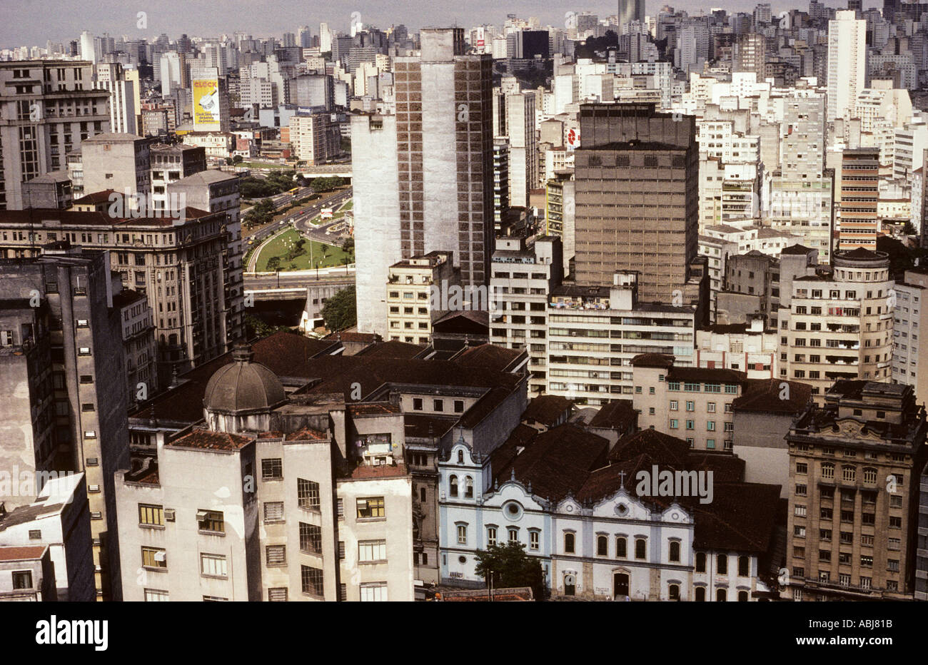 Sao Paulo, Brasilien. Übersicht über high-Rise Büro und Wohngebäude im Zentrum der Stadt, Blick nach Süden über den Largo Sao Francisco mit kolonialen Sao Francisco Kirche. Stockfoto