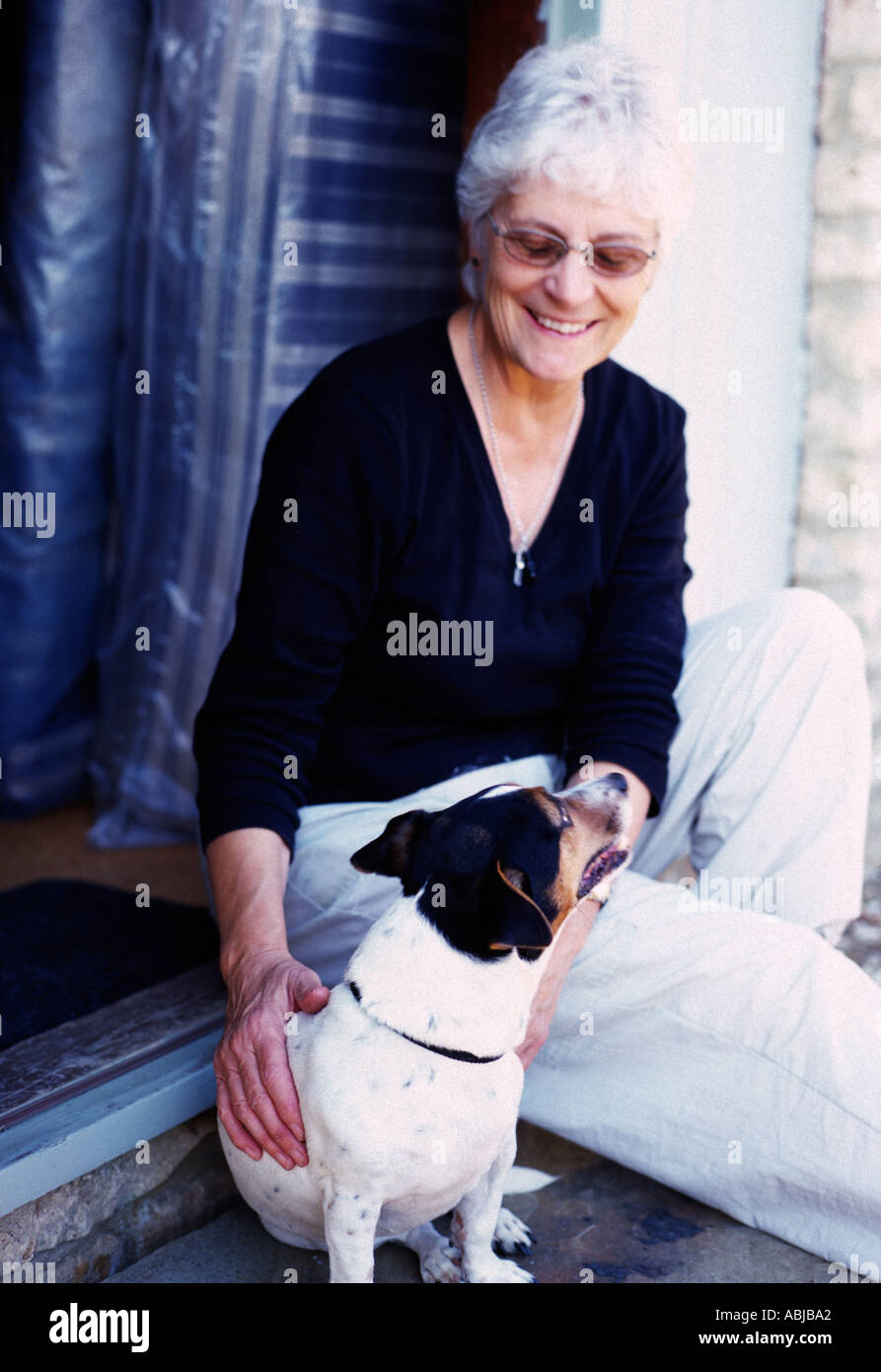 ältere Frau weibliche streicheln Hund Haustier Stockfoto