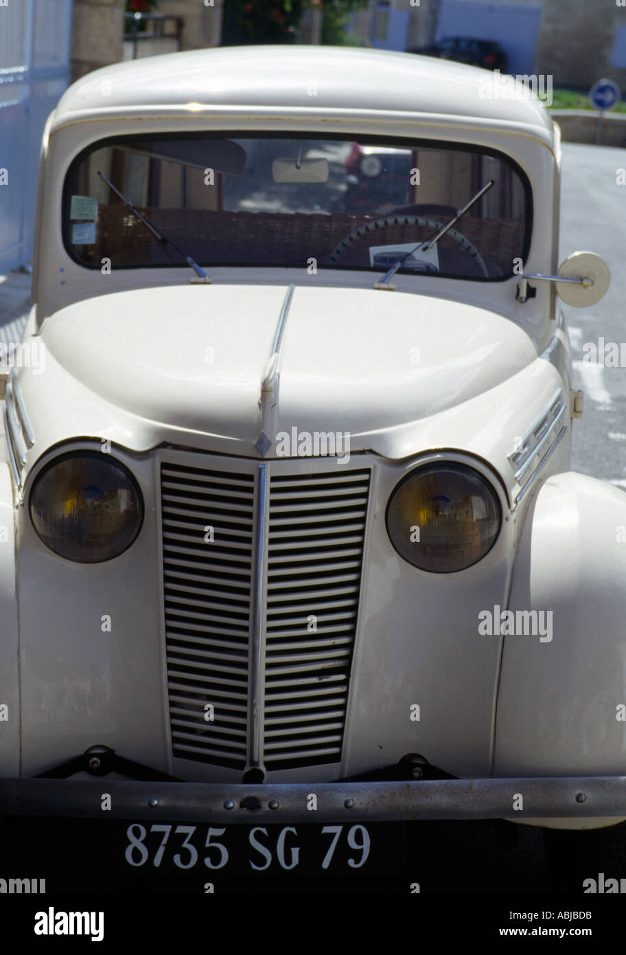 Frankreich Creme Auto vergangener Zeiten einfacher transport Stockfoto