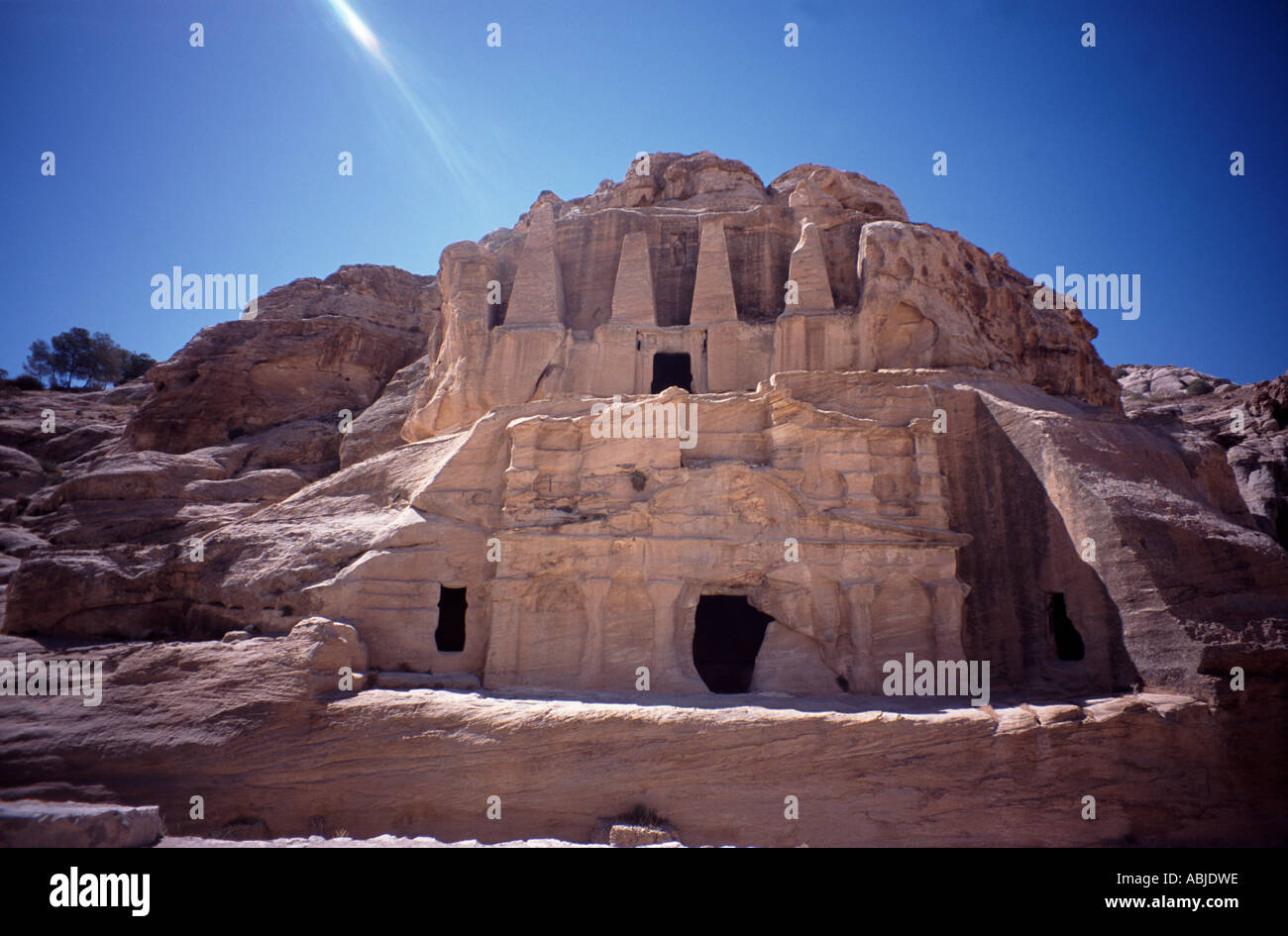 Gebäude nahe dem Eingang zu Petra Stockfoto