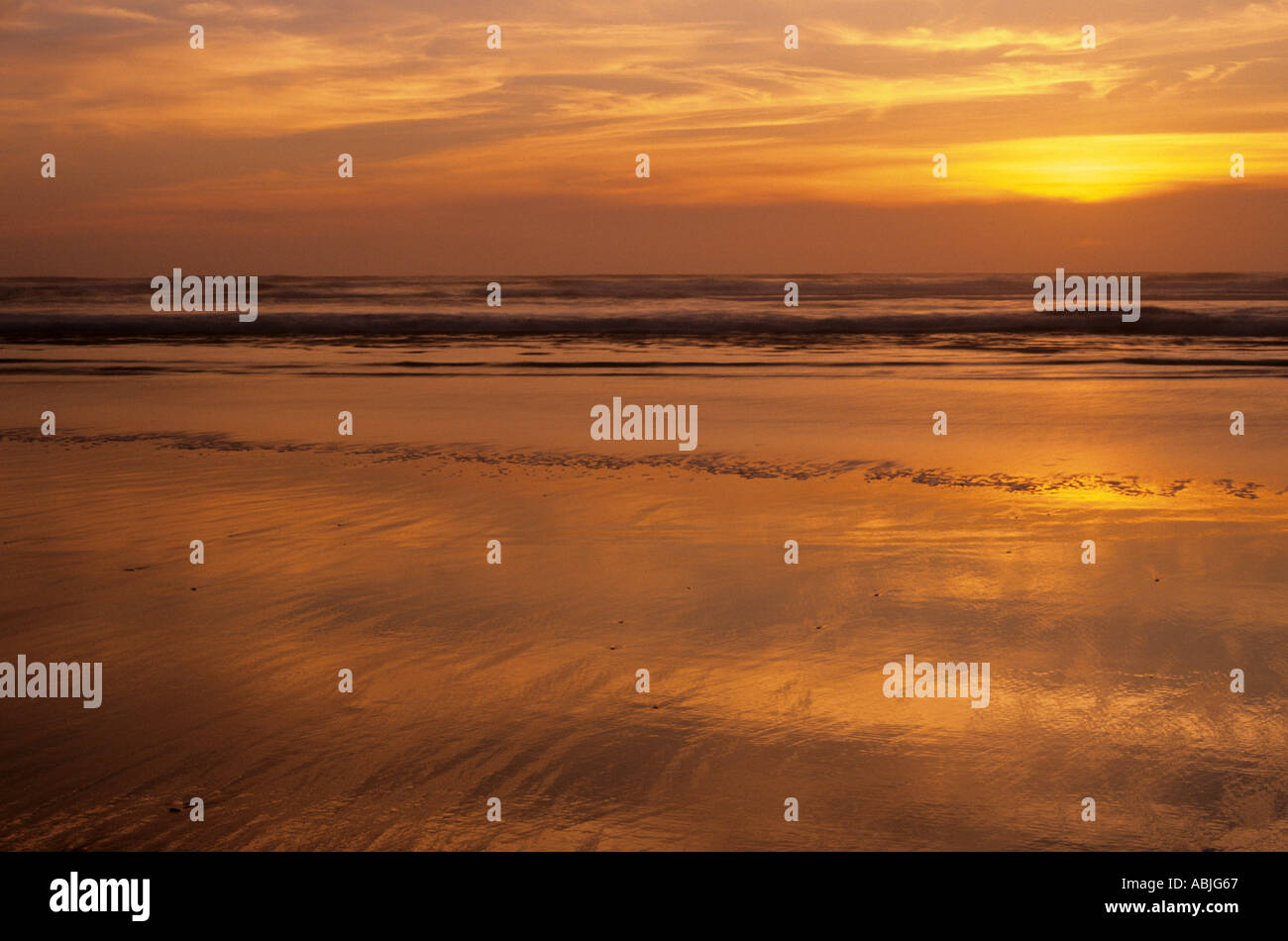 Sonnenuntergang über den Strand in der Nähe von Nestucca Fluß Oregon USA Stockfoto