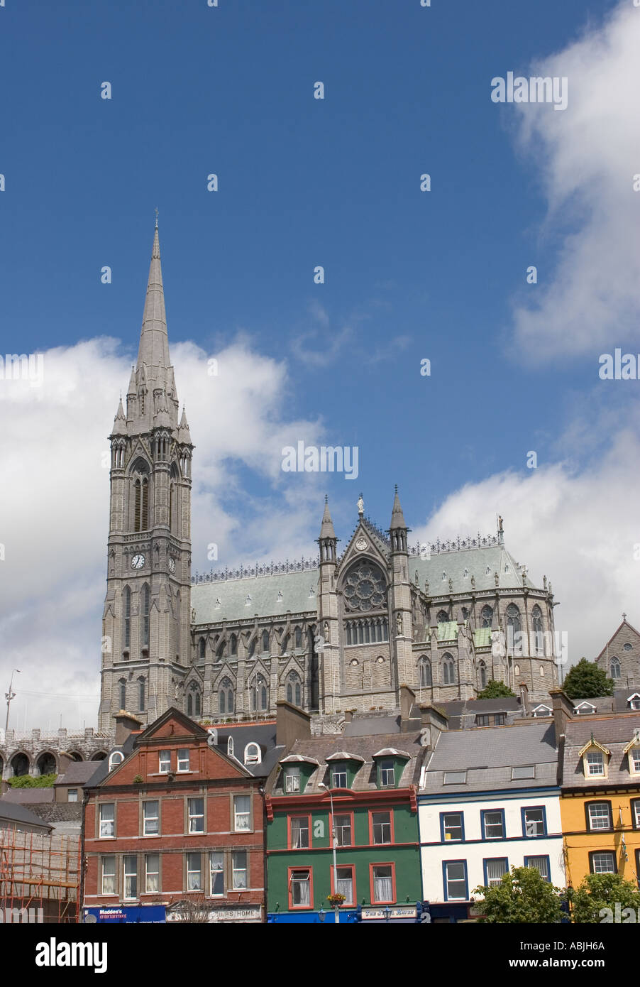 Blick auf Saint Colmans Kathedrale von Hafen Cobh Cork Irland Stockfoto