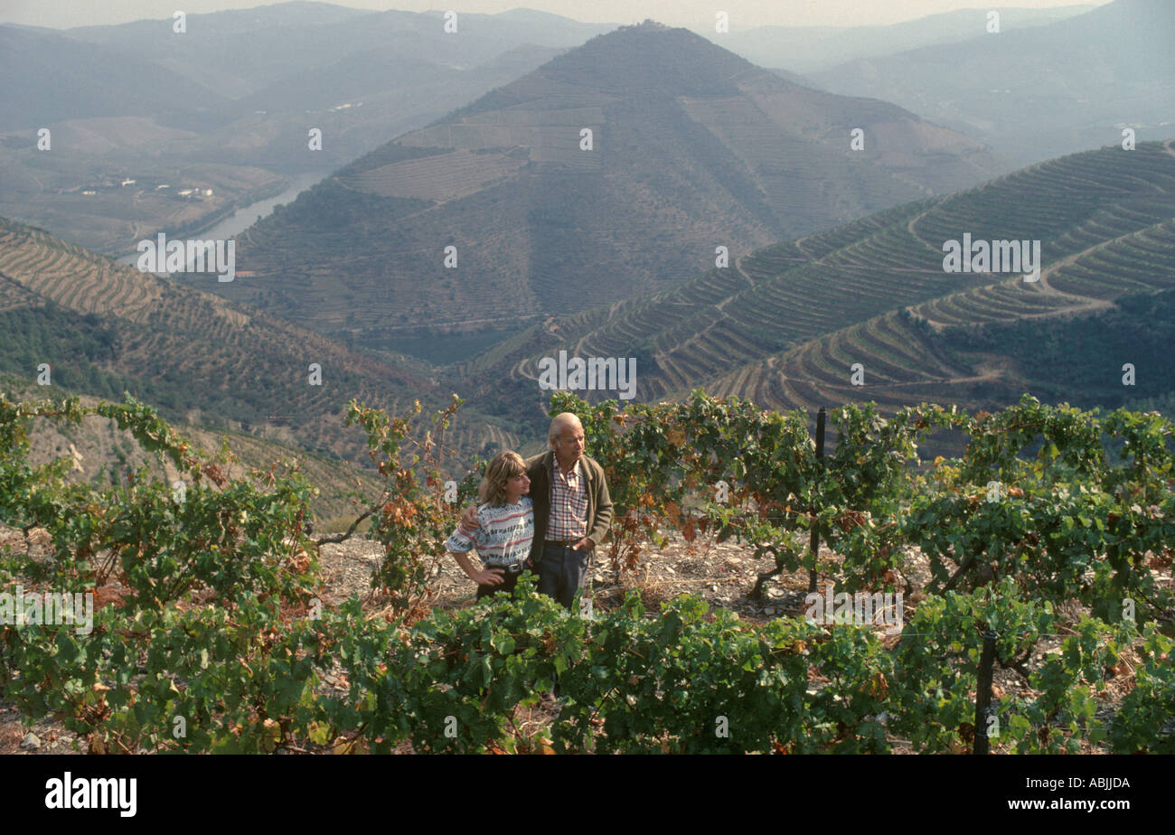 Anglo portugiesische Familie Portwein Sophia Bergqvist und Vater Tim Bergqvist Quinta de La Rosa Vineyard Pinhao Portugal. 1989 80er Jahre HOMER SYKES Stockfoto