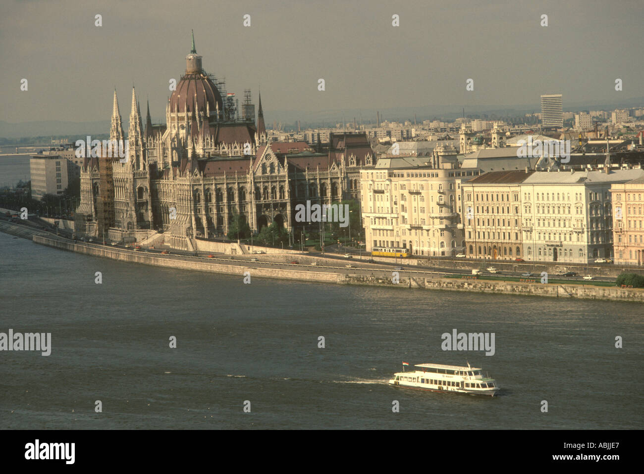 Budapest Ungarn Parlamentsgebäude auf der anderen Seite der Donau die Stadt Pest. 1990er, ca. 1995 HOMER SYKES Stockfoto