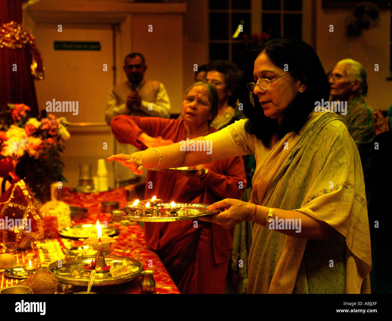 Hindu Zentrum Wimbledon England Navratri Frauen verehren mit Arti-Schalen Stockfoto